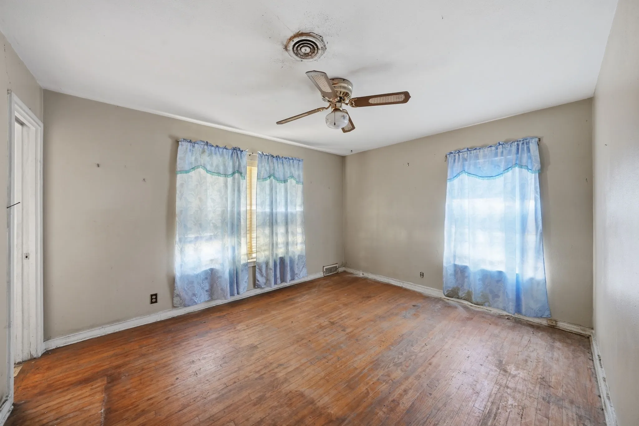 Single Family Residence For Sale in Dallas County , 3275 S Edgefield Avenue, Dallas, Texas 75224, 4 Bedroom, 3 Bathroom, Garage spaces, 2,370 Sqft, built in 1954, mls#21339110, Real Estate Agent in Dallas, Homes For Sale in Dallas county, Homes For Sale in Dallas, Realtor in Dallas Texas, Real Estate Brokerage Independent Realty Texas, Luminita Cordes Realtor