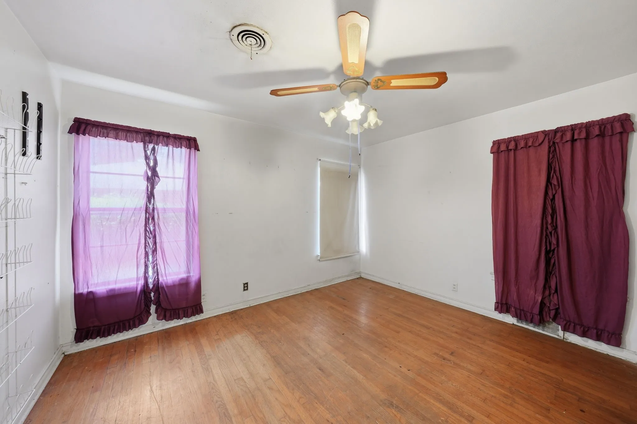Single Family Residence For Sale in Dallas County , 3275 S Edgefield Avenue, Dallas, Texas 75224, 4 Bedroom, 3 Bathroom, Garage spaces, 2,370 Sqft, built in 1954, mls#21339110, Real Estate Agent in Dallas, Homes For Sale in Dallas county, Homes For Sale in Dallas, Realtor in Dallas Texas, Real Estate Brokerage Independent Realty Texas, Luminita Cordes Realtor