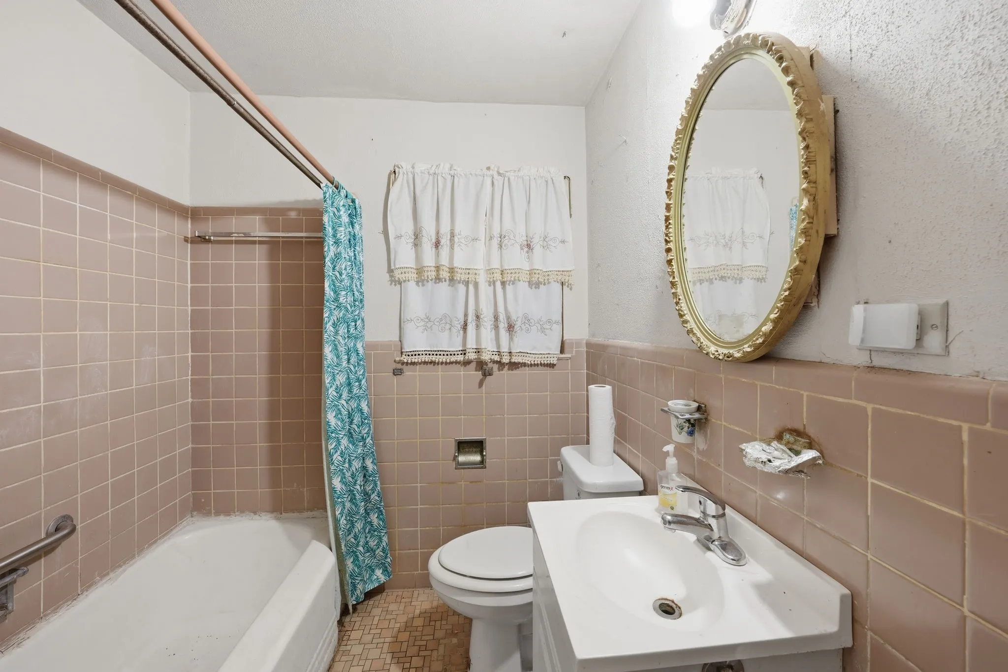Single Family Residence For Sale in Dallas County , 3275 S Edgefield Avenue, Dallas, Texas 75224, 4 Bedroom, 3 Bathroom, Garage spaces, 2,370 Sqft, built in 1954, mls#21339110, Real Estate Agent in Dallas, Homes For Sale in Dallas county, Homes For Sale in Dallas, Realtor in Dallas Texas, Real Estate Brokerage Independent Realty Texas, Luminita Cordes Realtor