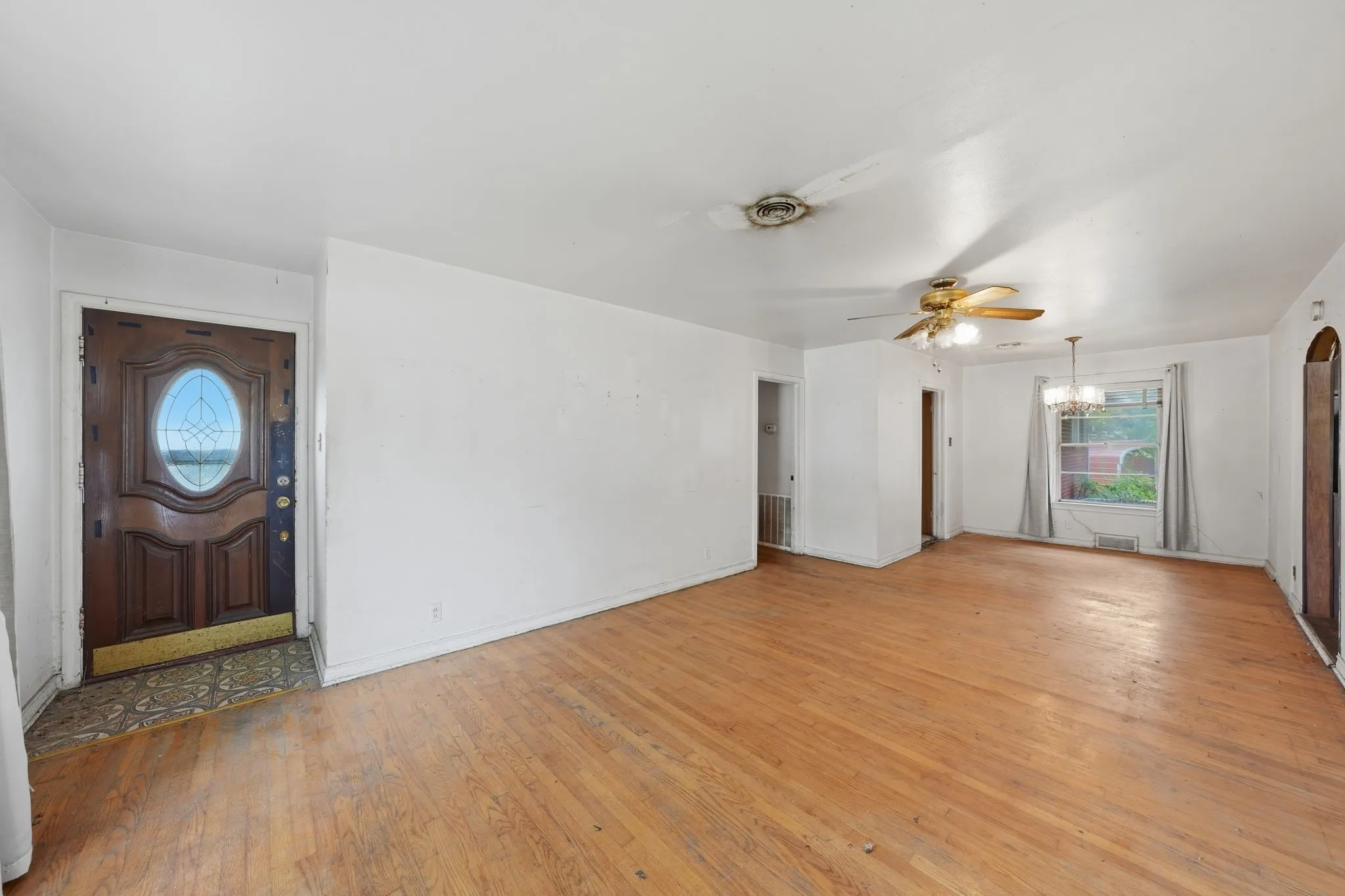 Single Family Residence For Sale in Dallas County , 3275 S Edgefield Avenue, Dallas, Texas 75224, 4 Bedroom, 3 Bathroom, Garage spaces, 2,370 Sqft, built in 1954, mls#21339110, Real Estate Agent in Dallas, Homes For Sale in Dallas county, Homes For Sale in Dallas, Realtor in Dallas Texas, Real Estate Brokerage Independent Realty Texas, Luminita Cordes Realtor