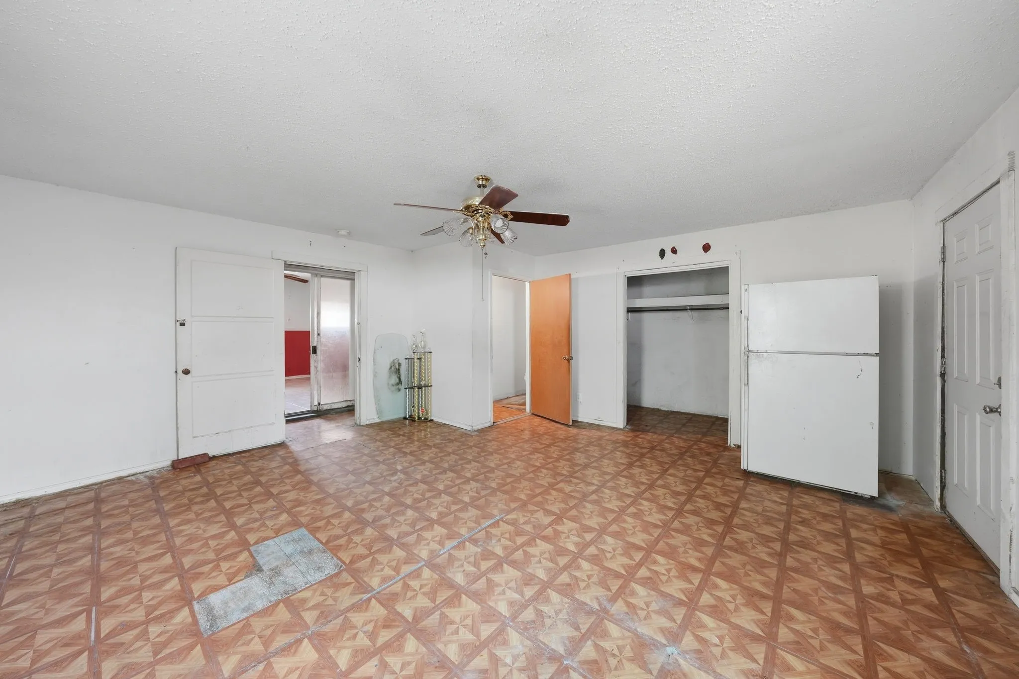 Single Family Residence For Sale in Dallas County , 3275 S Edgefield Avenue, Dallas, Texas 75224, 4 Bedroom, 3 Bathroom, Garage spaces, 2,370 Sqft, built in 1954, mls#21339110, Real Estate Agent in Dallas, Homes For Sale in Dallas county, Homes For Sale in Dallas, Realtor in Dallas Texas, Real Estate Brokerage Independent Realty Texas, Luminita Cordes Realtor