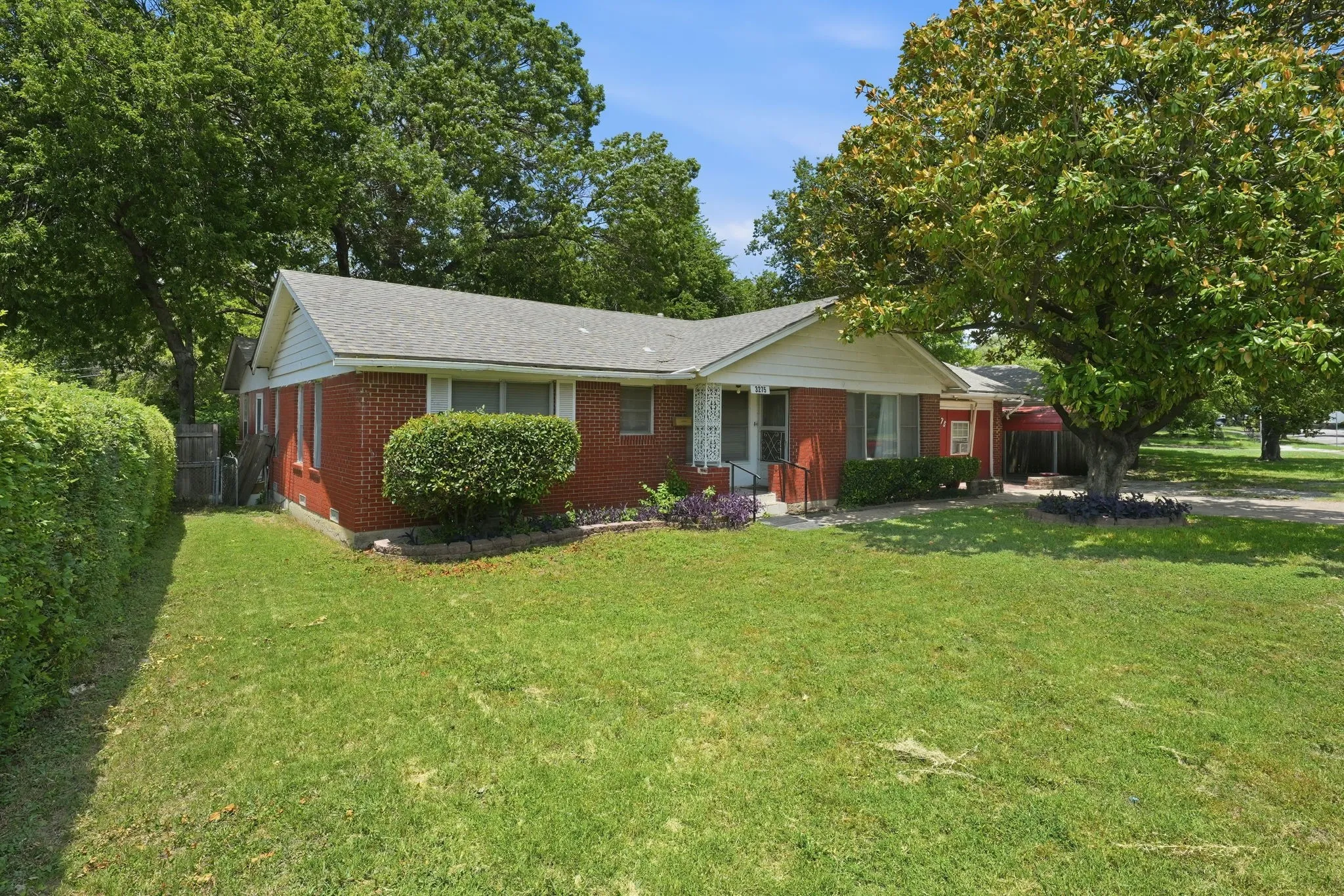 Single Family Residence For Sale in Dallas County , 3275 S Edgefield Avenue, Dallas, Texas 75224, 4 Bedroom, 3 Bathroom, Garage spaces, 2,370 Sqft, built in 1954, mls#21339110, Real Estate Agent in Dallas, Homes For Sale in Dallas county, Homes For Sale in Dallas, Realtor in Dallas Texas, Real Estate Brokerage Independent Realty Texas, Luminita Cordes Realtor