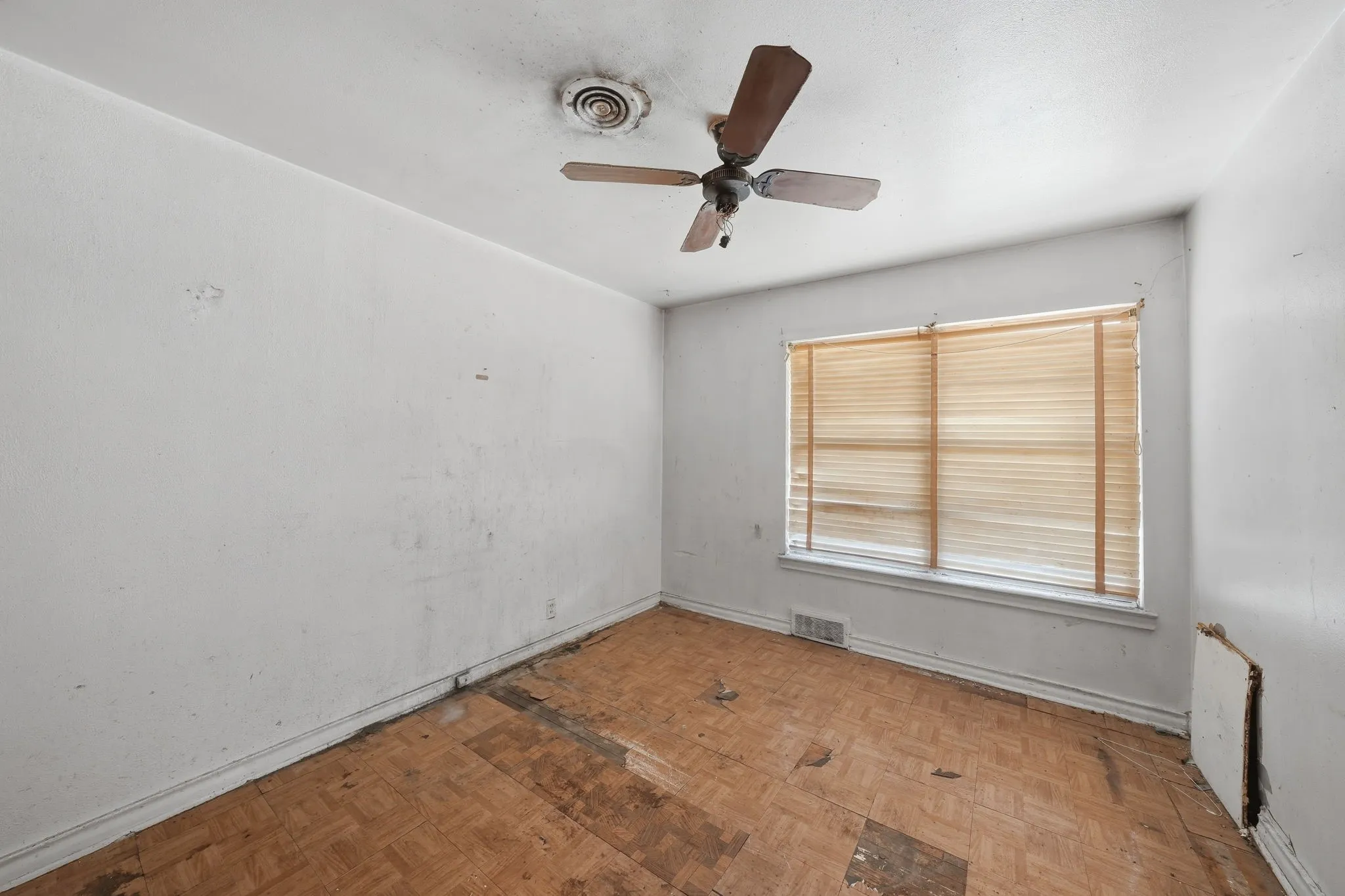 Single Family Residence For Sale in Dallas County , 3275 S Edgefield Avenue, Dallas, Texas 75224, 4 Bedroom, 3 Bathroom, Garage spaces, 2,370 Sqft, built in 1954, mls#21339110, Real Estate Agent in Dallas, Homes For Sale in Dallas county, Homes For Sale in Dallas, Realtor in Dallas Texas, Real Estate Brokerage Independent Realty Texas, Luminita Cordes Realtor