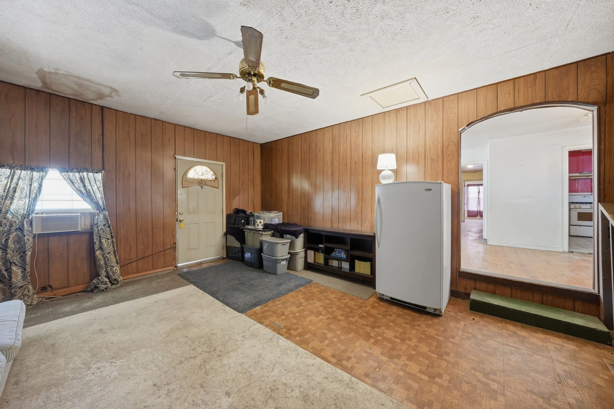 Single Family Residence For Sale in Dallas County , 3275 S Edgefield Avenue, Dallas, Texas 75224, 4 Bedroom, 3 Bathroom, Garage spaces, 2,370 Sqft, built in 1954, mls#21339110, Real Estate Agent in Dallas, Homes For Sale in Dallas county, Homes For Sale in Dallas, Realtor in Dallas Texas, Real Estate Brokerage Independent Realty Texas, Luminita Cordes Realtor
