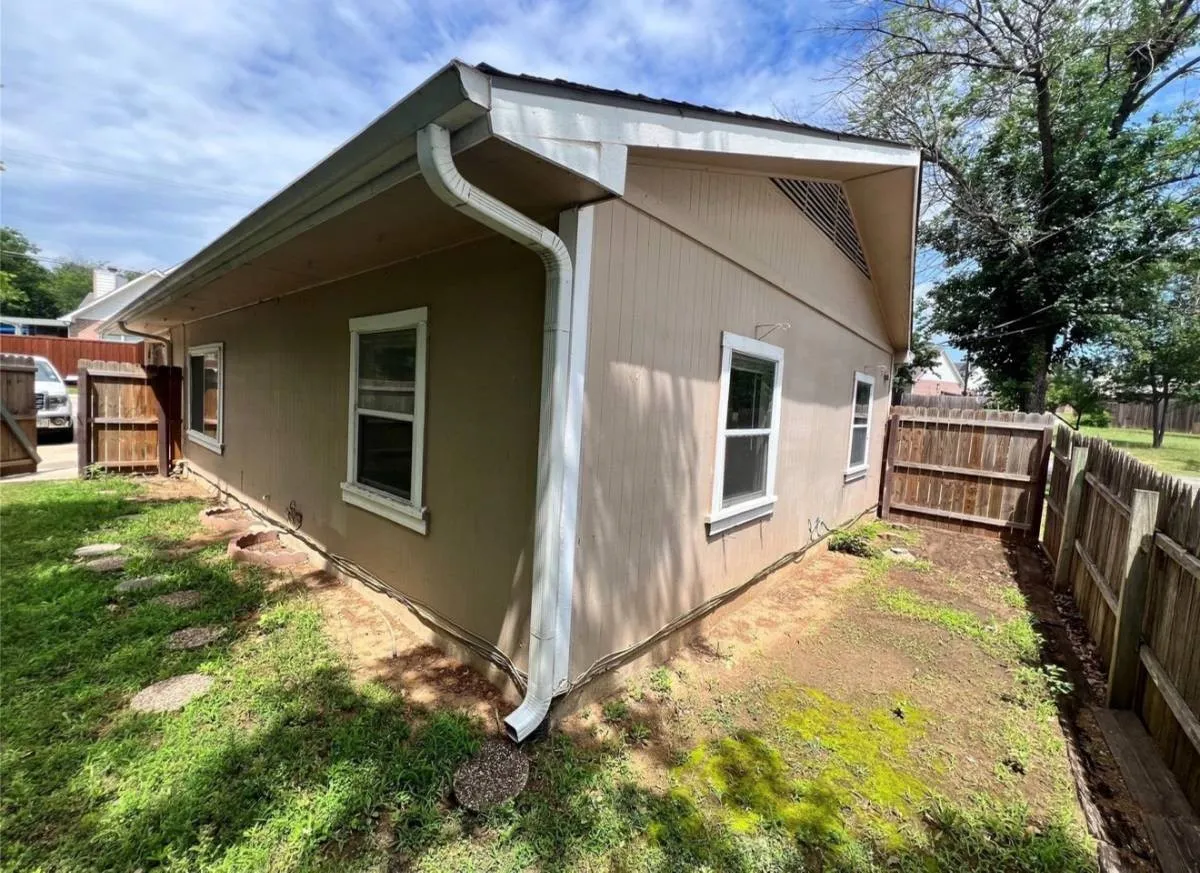 Single Family Residence For Sale in Denton County , 600 Lake Drive, Lake Dallas, Texas 75065, 2 Bedroom, 1 Bathroom, Garage spaces, 768 Sqft, built in 1953, Price $139,900, mls#21339102, Real Estate Agent in Lake Dallas, Homes For Sale in Denton county, Homes For Sale in Lake Dallas, Realtor in Lake Dallas Texas, Real Estate Brokerage Independent Realty Texas, Luminita Cordes Realtor