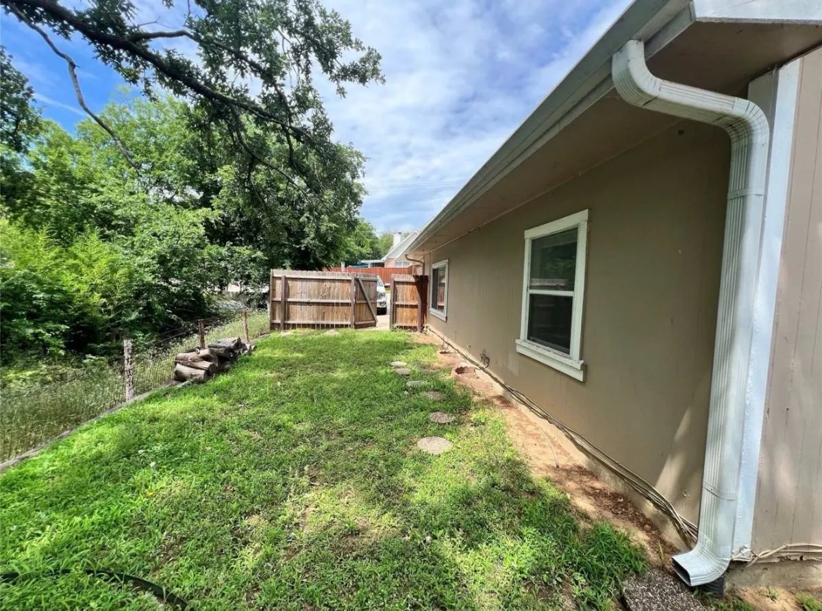 Single Family Residence For Sale in Denton County , 600 Lake Drive, Lake Dallas, Texas 75065, 2 Bedroom, 1 Bathroom, Garage spaces, 768 Sqft, built in 1953, Price $139,900, mls#21339102, Real Estate Agent in Lake Dallas, Homes For Sale in Denton county, Homes For Sale in Lake Dallas, Realtor in Lake Dallas Texas, Real Estate Brokerage Independent Realty Texas, Luminita Cordes Realtor