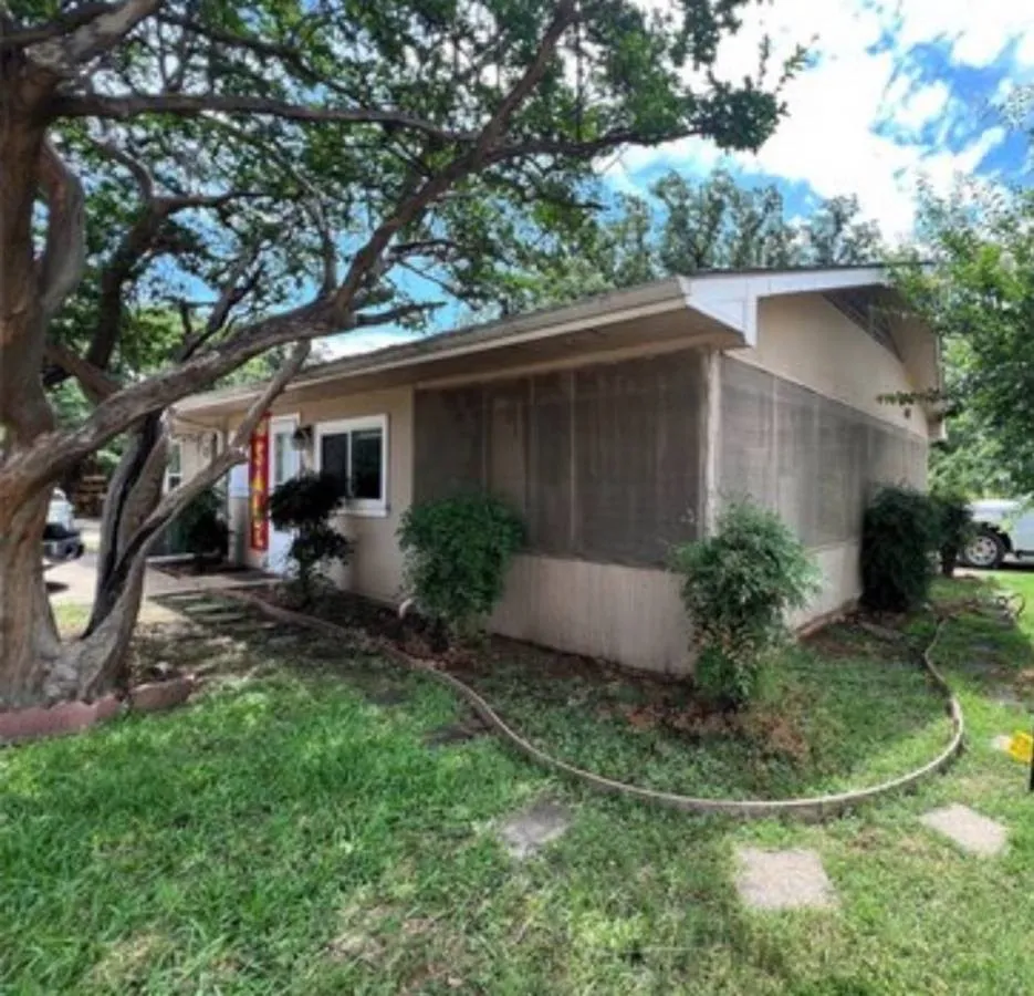 Single Family Residence For Sale in Denton County , 600 Lake Drive, Lake Dallas, Texas 75065, 2 Bedroom, 1 Bathroom, Garage spaces, 768 Sqft, built in 1953, Price $139,900, mls#21339102, Real Estate Agent in Lake Dallas, Homes For Sale in Denton county, Homes For Sale in Lake Dallas, Realtor in Lake Dallas Texas, Real Estate Brokerage Independent Realty Texas, Luminita Cordes Realtor