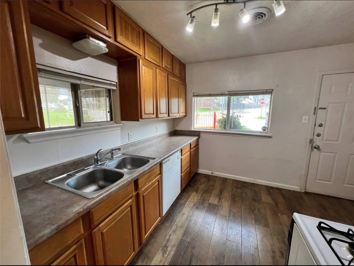 Single Family Residence For Sale in Denton County , 600 Lake Drive, Lake Dallas, Texas 75065, 2 Bedroom, 1 Bathroom, Garage spaces, 768 Sqft, built in 1953, Price $139,900, mls#21339102, Real Estate Agent in Lake Dallas, Homes For Sale in Denton county, Homes For Sale in Lake Dallas, Realtor in Lake Dallas Texas, Real Estate Brokerage Independent Realty Texas, Luminita Cordes Realtor