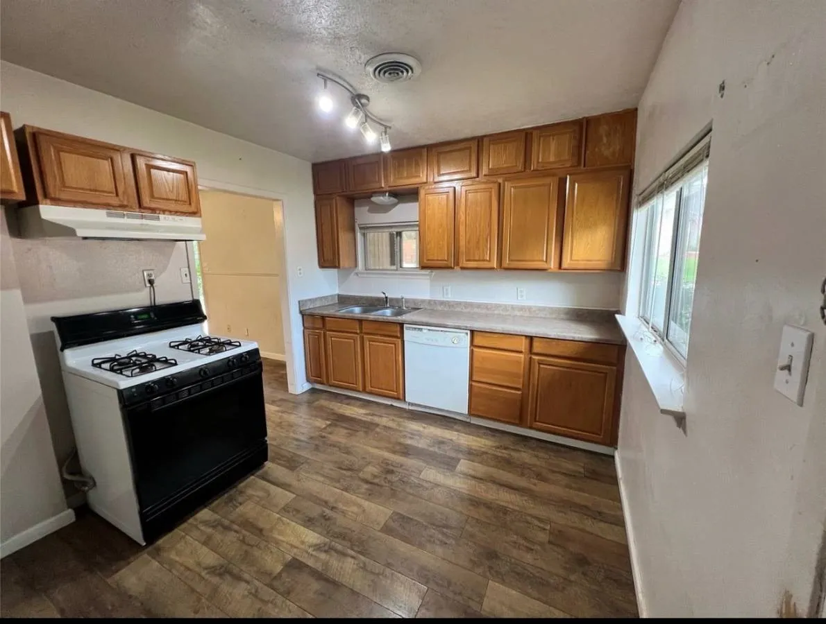 Single Family Residence For Sale in Denton County , 600 Lake Drive, Lake Dallas, Texas 75065, 2 Bedroom, 1 Bathroom, Garage spaces, 768 Sqft, built in 1953, Price $139,900, mls#21339102, Real Estate Agent in Lake Dallas, Homes For Sale in Denton county, Homes For Sale in Lake Dallas, Realtor in Lake Dallas Texas, Real Estate Brokerage Independent Realty Texas, Luminita Cordes Realtor