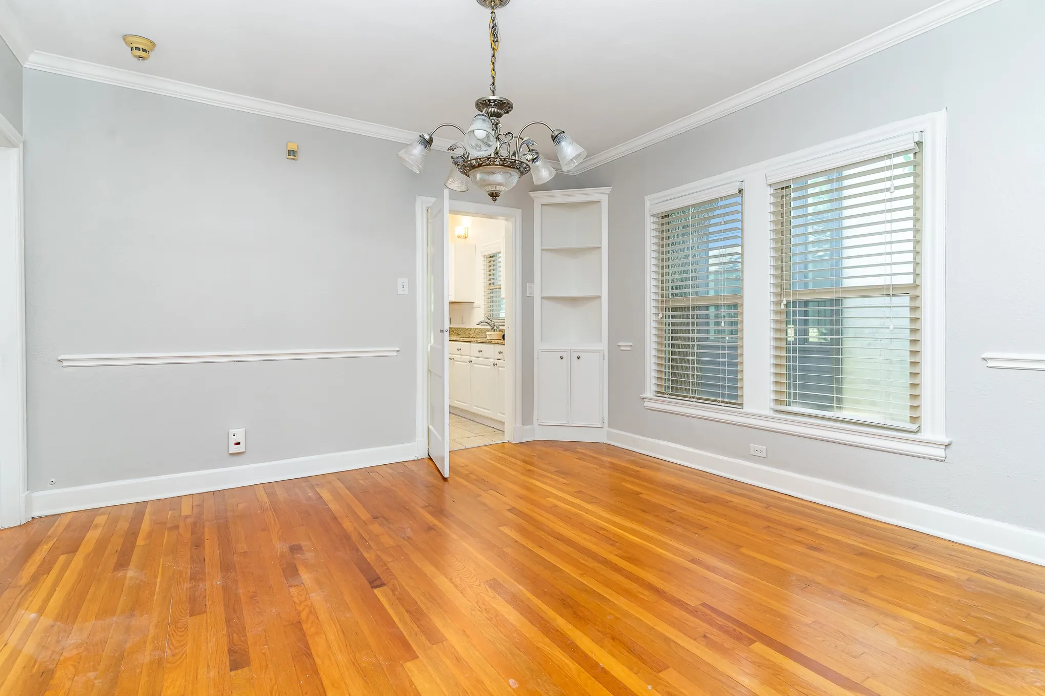 Duplex For Rent in Dallas County , 4124 Herschel Avenue, Dallas, Texas 75219, 2 Bedroom, 2 Bathroom, Garage spaces, 1,650 Sqft, built in 1928, mls#21339827, Real Estate Agent in Dallas, Homes For Rent in Dallas county, Homes For Rent in Dallas, Realtor in Dallas Texas, Real Estate Brokerage Independent Realty Texas, Luminita Cordes Realtor