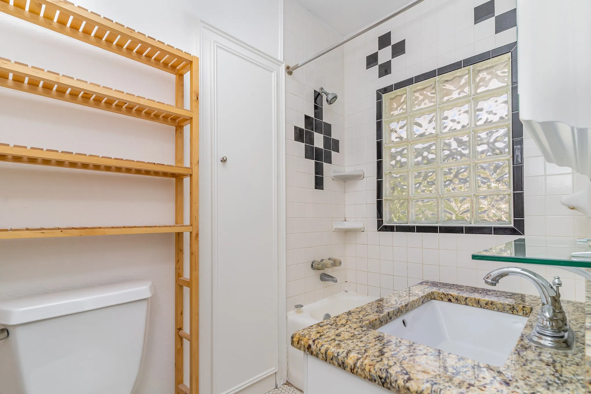 Duplex For Rent in Dallas County , 4124 Herschel Avenue, Dallas, Texas 75219, 2 Bedroom, 2 Bathroom, Garage spaces, 1,650 Sqft, built in 1928, mls#21339827, Real Estate Agent in Dallas, Homes For Rent in Dallas county, Homes For Rent in Dallas, Realtor in Dallas Texas, Real Estate Brokerage Independent Realty Texas, Luminita Cordes Realtor