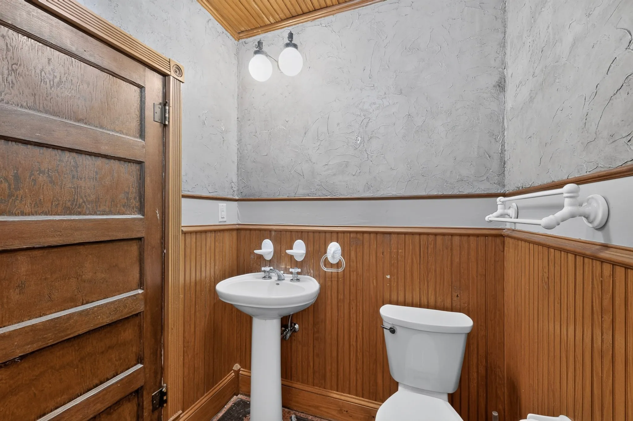 Single Family Residence For Sale in Kaufman County , 604 Johnson Street, Terrell, Texas 75160, 3 Bedroom, 2 Bathroom, 2 Garage spaces, 1,872 Sqft, built in 1900, mls#21338607, Real Estate Agent in Terrell, Homes For Sale in Kaufman county, Homes For Sale in Terrell, Realtor in Terrell Texas, Real Estate Brokerage Independent Realty Texas, Luminita Cordes Realtor