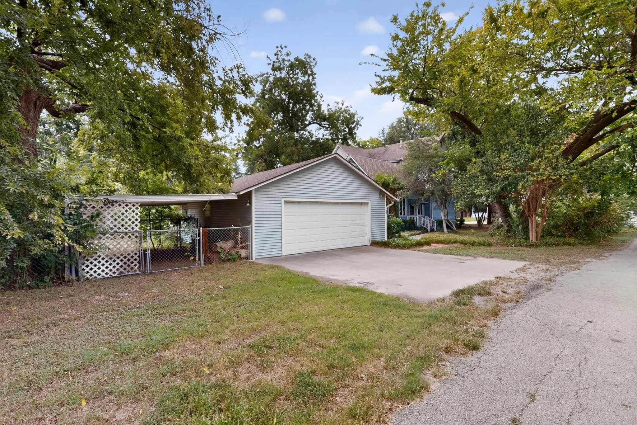 Single Family Residence For Sale in Kaufman County , 604 Johnson Street, Terrell, Texas 75160, 3 Bedroom, 2 Bathroom, 2 Garage spaces, 1,872 Sqft, built in 1900, mls#21338607, Real Estate Agent in Terrell, Homes For Sale in Kaufman county, Homes For Sale in Terrell, Realtor in Terrell Texas, Real Estate Brokerage Independent Realty Texas, Luminita Cordes Realtor