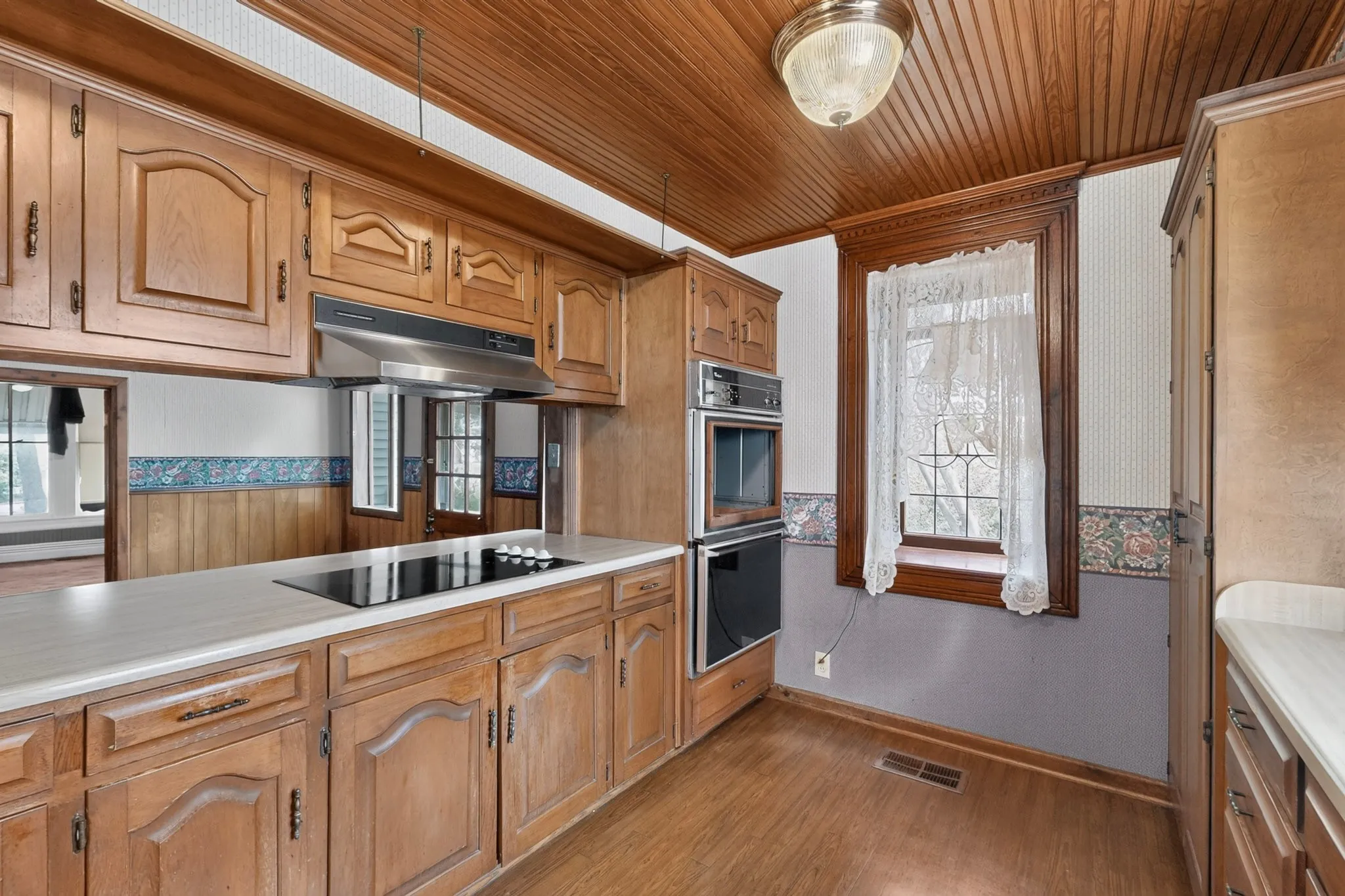 Single Family Residence For Sale in Kaufman County , 604 Johnson Street, Terrell, Texas 75160, 3 Bedroom, 2 Bathroom, 2 Garage spaces, 1,872 Sqft, built in 1900, mls#21338607, Real Estate Agent in Terrell, Homes For Sale in Kaufman county, Homes For Sale in Terrell, Realtor in Terrell Texas, Real Estate Brokerage Independent Realty Texas, Luminita Cordes Realtor