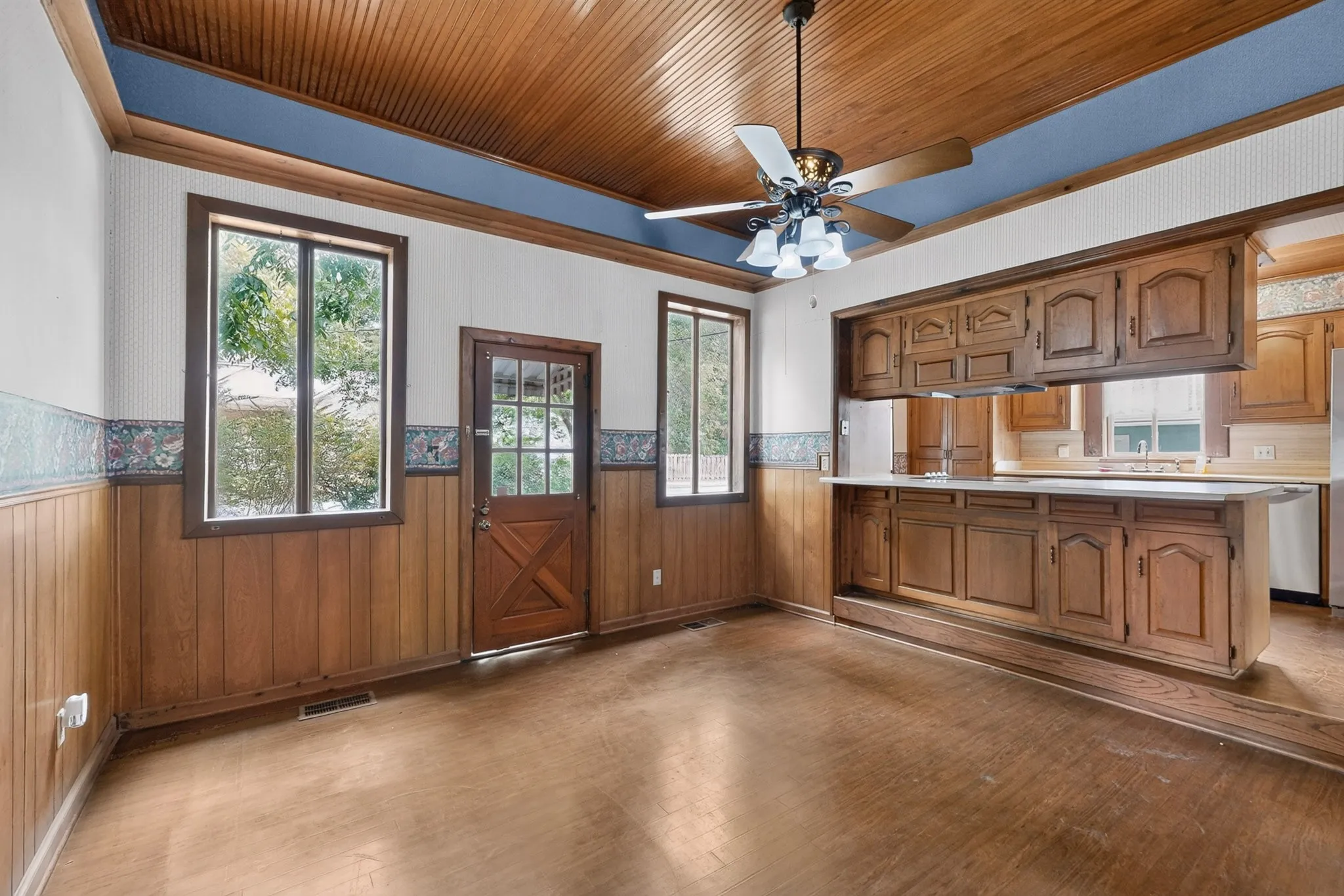 Single Family Residence For Sale in Kaufman County , 604 Johnson Street, Terrell, Texas 75160, 3 Bedroom, 2 Bathroom, 2 Garage spaces, 1,872 Sqft, built in 1900, mls#21338607, Real Estate Agent in Terrell, Homes For Sale in Kaufman county, Homes For Sale in Terrell, Realtor in Terrell Texas, Real Estate Brokerage Independent Realty Texas, Luminita Cordes Realtor