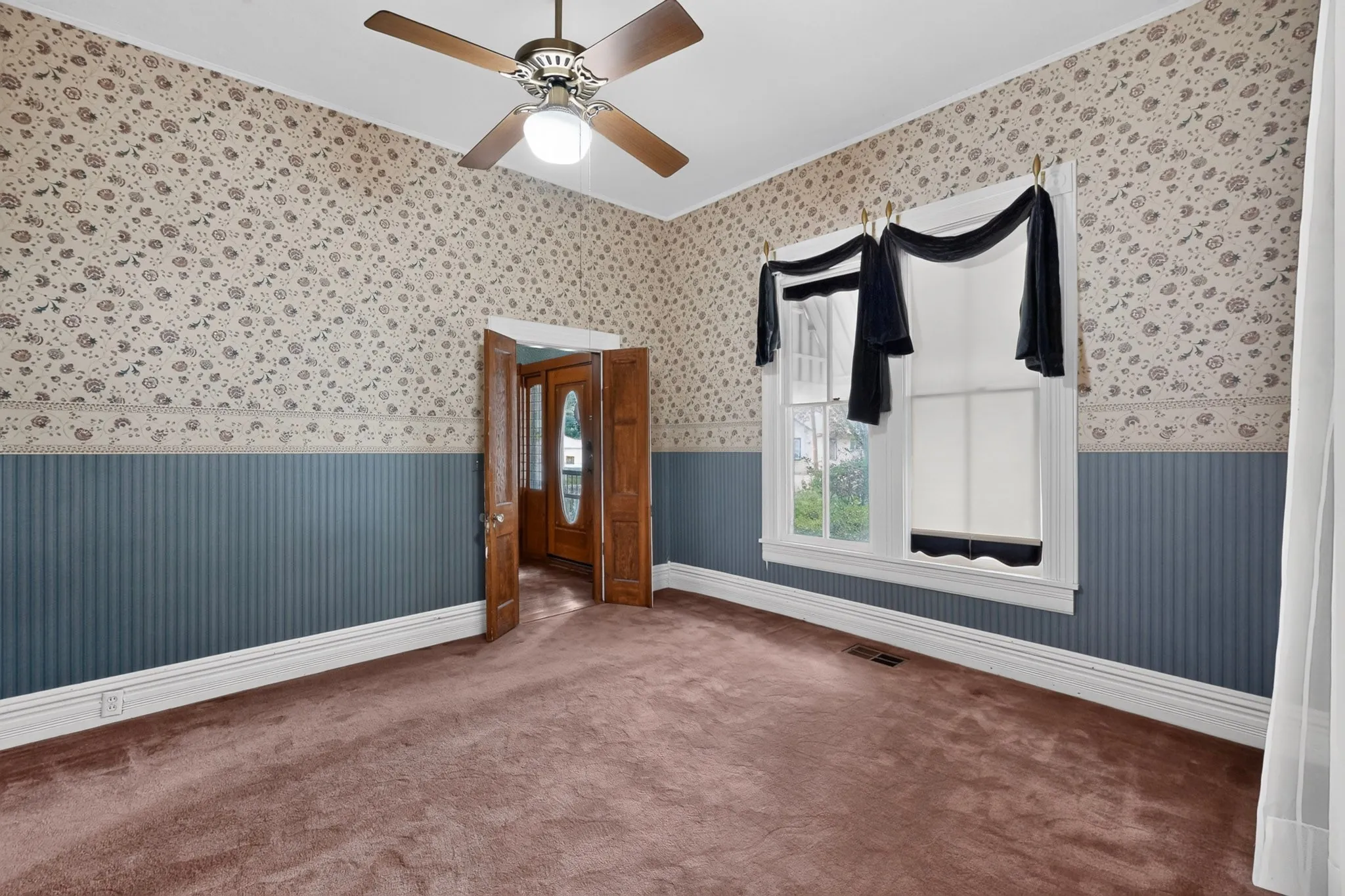 Single Family Residence For Sale in Kaufman County , 604 Johnson Street, Terrell, Texas 75160, 3 Bedroom, 2 Bathroom, 2 Garage spaces, 1,872 Sqft, built in 1900, mls#21338607, Real Estate Agent in Terrell, Homes For Sale in Kaufman county, Homes For Sale in Terrell, Realtor in Terrell Texas, Real Estate Brokerage Independent Realty Texas, Luminita Cordes Realtor