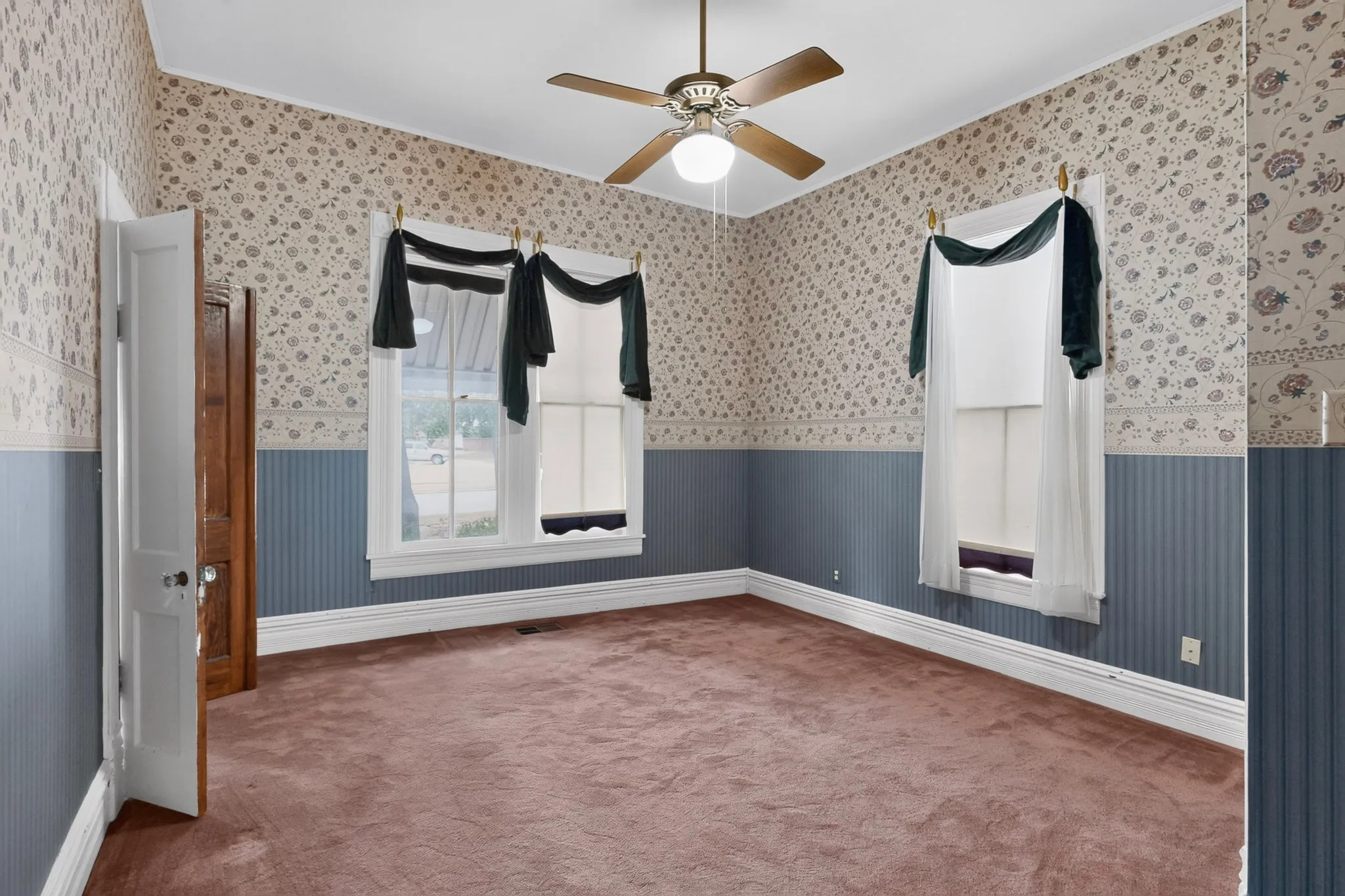 Single Family Residence For Sale in Kaufman County , 604 Johnson Street, Terrell, Texas 75160, 3 Bedroom, 2 Bathroom, 2 Garage spaces, 1,872 Sqft, built in 1900, mls#21338607, Real Estate Agent in Terrell, Homes For Sale in Kaufman county, Homes For Sale in Terrell, Realtor in Terrell Texas, Real Estate Brokerage Independent Realty Texas, Luminita Cordes Realtor