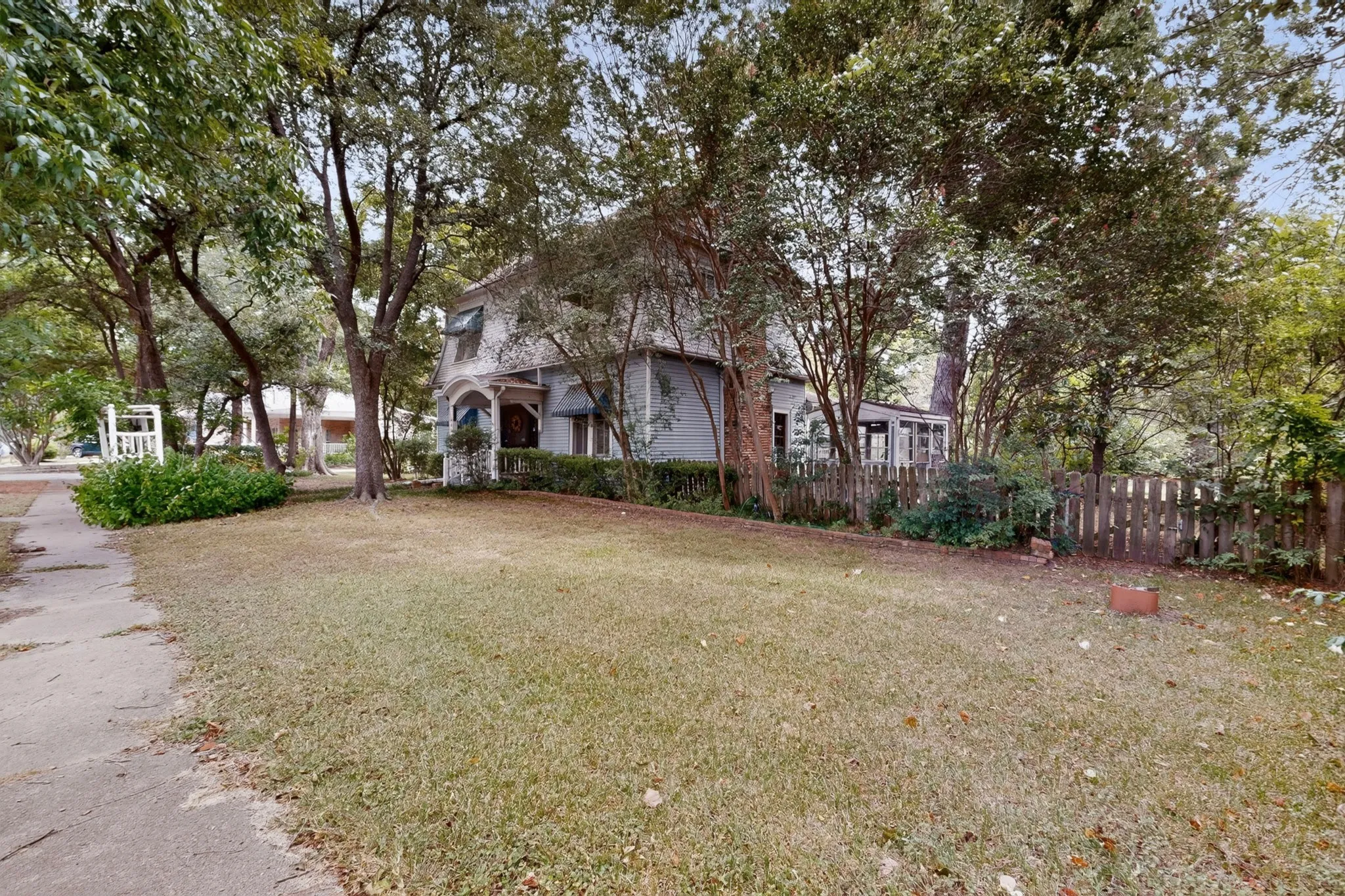 Single Family Residence For Sale in Kaufman County , 604 Johnson Street, Terrell, Texas 75160, 3 Bedroom, 2 Bathroom, 2 Garage spaces, 1,872 Sqft, built in 1900, mls#21338607, Real Estate Agent in Terrell, Homes For Sale in Kaufman county, Homes For Sale in Terrell, Realtor in Terrell Texas, Real Estate Brokerage Independent Realty Texas, Luminita Cordes Realtor