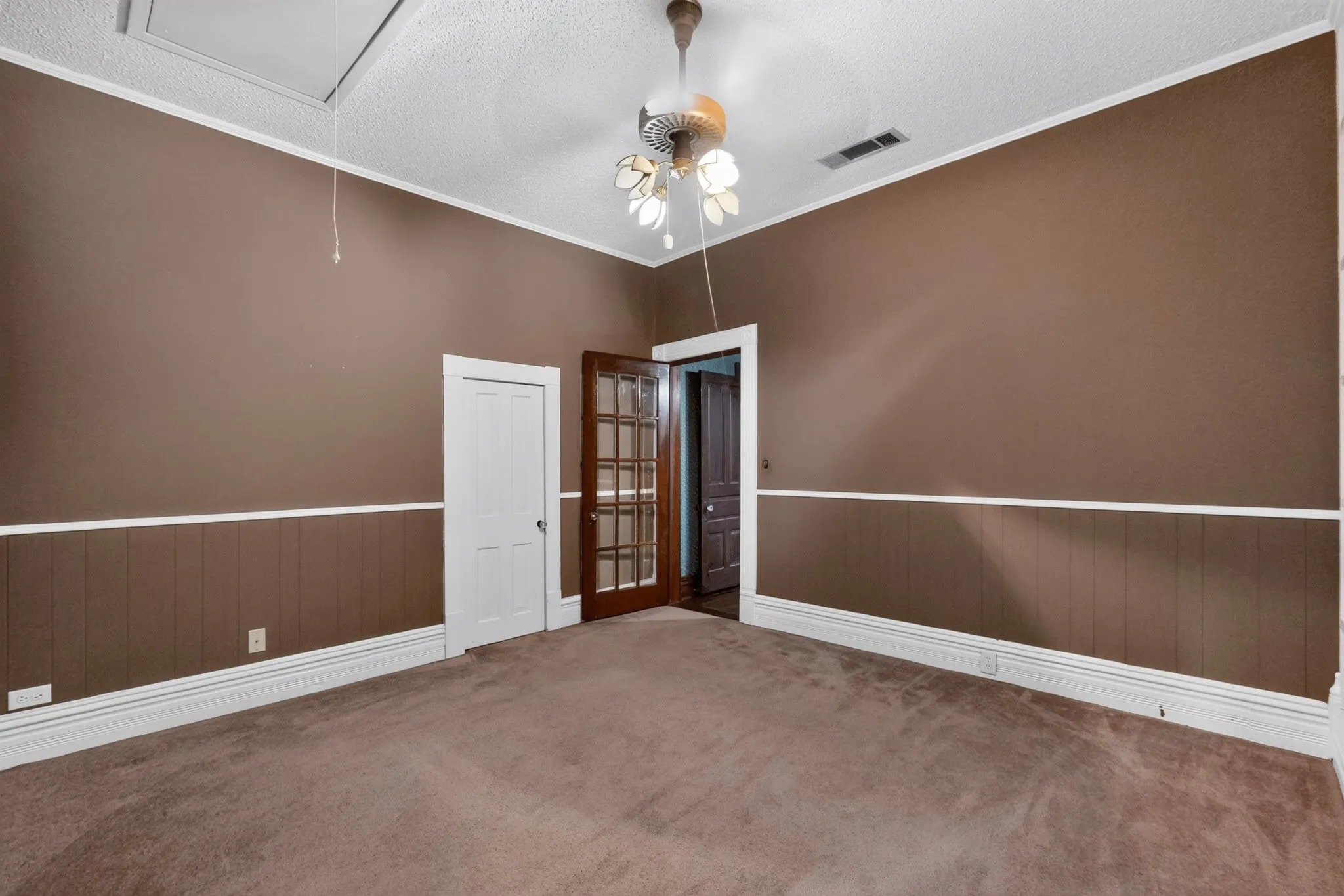 Single Family Residence For Sale in Kaufman County , 604 Johnson Street, Terrell, Texas 75160, 3 Bedroom, 2 Bathroom, 2 Garage spaces, 1,872 Sqft, built in 1900, mls#21338607, Real Estate Agent in Terrell, Homes For Sale in Kaufman county, Homes For Sale in Terrell, Realtor in Terrell Texas, Real Estate Brokerage Independent Realty Texas, Luminita Cordes Realtor