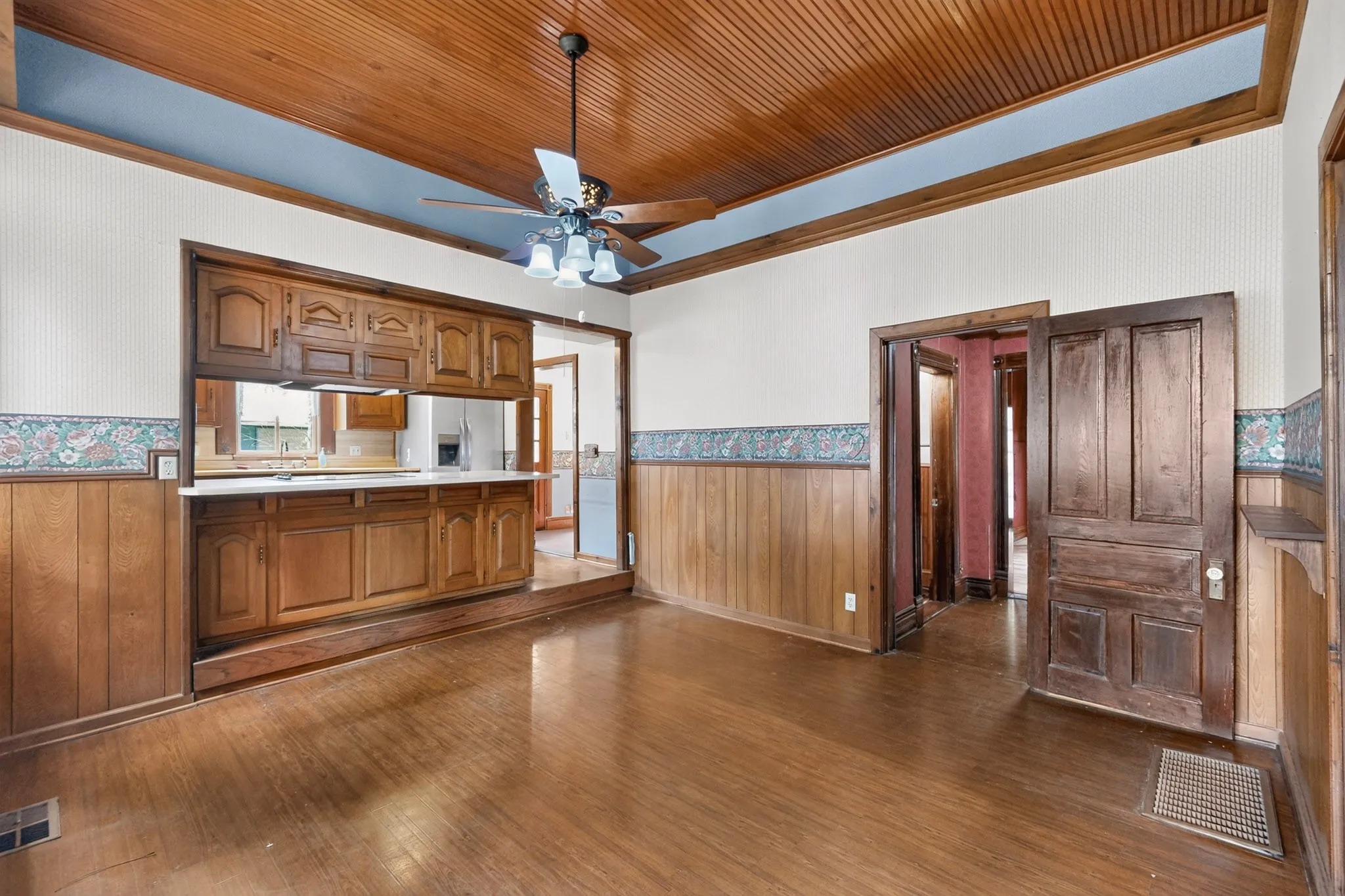 Single Family Residence For Sale in Kaufman County , 604 Johnson Street, Terrell, Texas 75160, 3 Bedroom, 2 Bathroom, 2 Garage spaces, 1,872 Sqft, built in 1900, mls#21338607, Real Estate Agent in Terrell, Homes For Sale in Kaufman county, Homes For Sale in Terrell, Realtor in Terrell Texas, Real Estate Brokerage Independent Realty Texas, Luminita Cordes Realtor