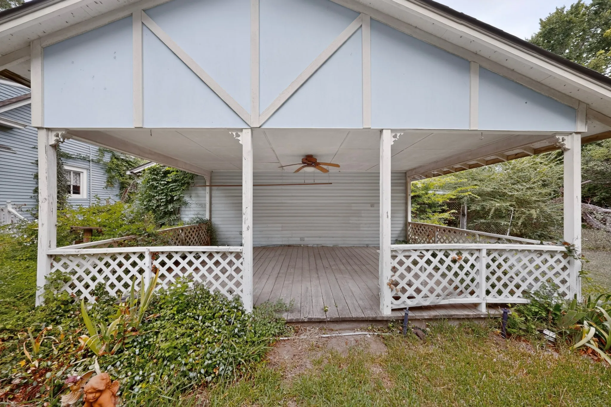 Single Family Residence For Sale in Kaufman County , 604 Johnson Street, Terrell, Texas 75160, 3 Bedroom, 2 Bathroom, 2 Garage spaces, 1,872 Sqft, built in 1900, mls#21338607, Real Estate Agent in Terrell, Homes For Sale in Kaufman county, Homes For Sale in Terrell, Realtor in Terrell Texas, Real Estate Brokerage Independent Realty Texas, Luminita Cordes Realtor