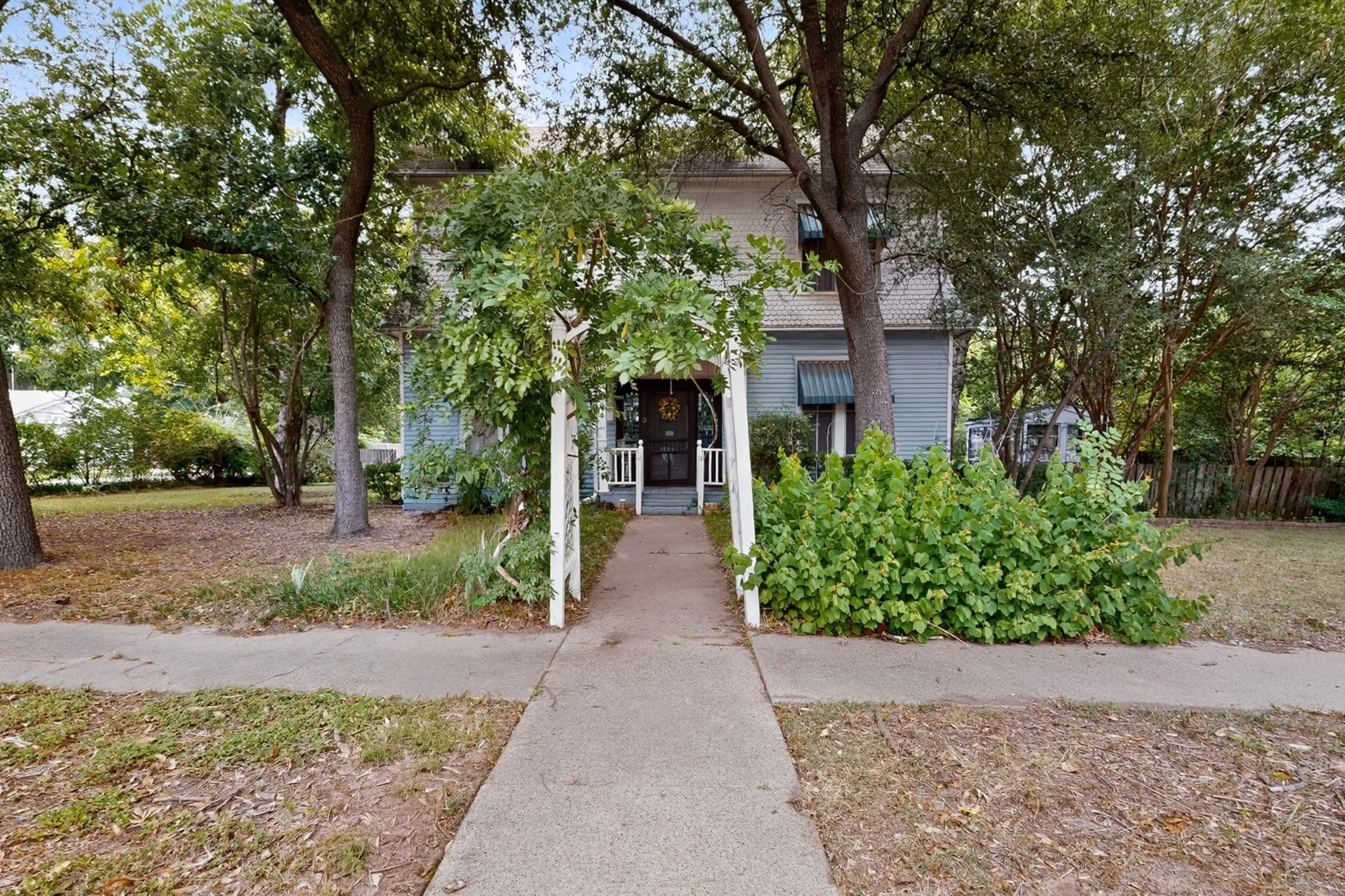Single Family Residence For Sale in Kaufman County , 604 Johnson Street, Terrell, Texas 75160, 3 Bedroom, 2 Bathroom, 2 Garage spaces, 1,872 Sqft, built in 1900, mls#21338607, Real Estate Agent in Terrell, Homes For Sale in Kaufman county, Homes For Sale in Terrell, Realtor in Terrell Texas, Real Estate Brokerage Independent Realty Texas, Luminita Cordes Realtor