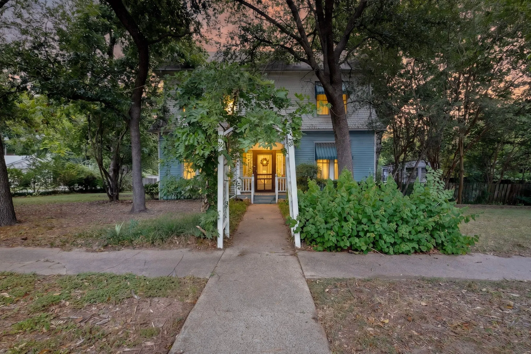 Single Family Residence For Sale in Kaufman County , 604 Johnson Street, Terrell, Texas 75160, 3 Bedroom, 2 Bathroom, 2 Garage spaces, 1,872 Sqft, built in 1900, mls#21338607, Real Estate Agent in Terrell, Homes For Sale in Kaufman county, Homes For Sale in Terrell, Realtor in Terrell Texas, Real Estate Brokerage Independent Realty Texas, Luminita Cordes Realtor