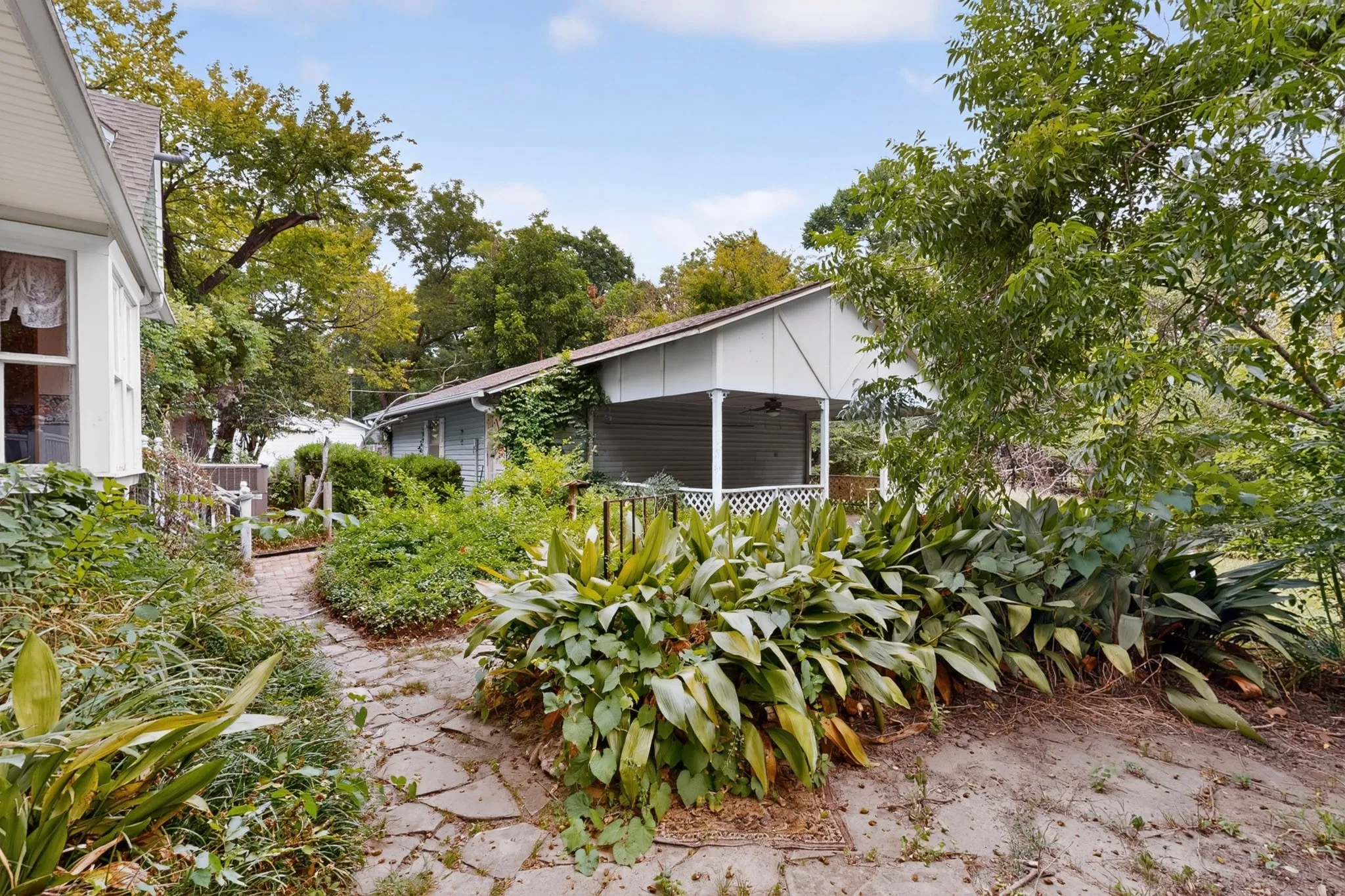 Single Family Residence For Sale in Kaufman County , 604 Johnson Street, Terrell, Texas 75160, 3 Bedroom, 2 Bathroom, 2 Garage spaces, 1,872 Sqft, built in 1900, mls#21338607, Real Estate Agent in Terrell, Homes For Sale in Kaufman county, Homes For Sale in Terrell, Realtor in Terrell Texas, Real Estate Brokerage Independent Realty Texas, Luminita Cordes Realtor