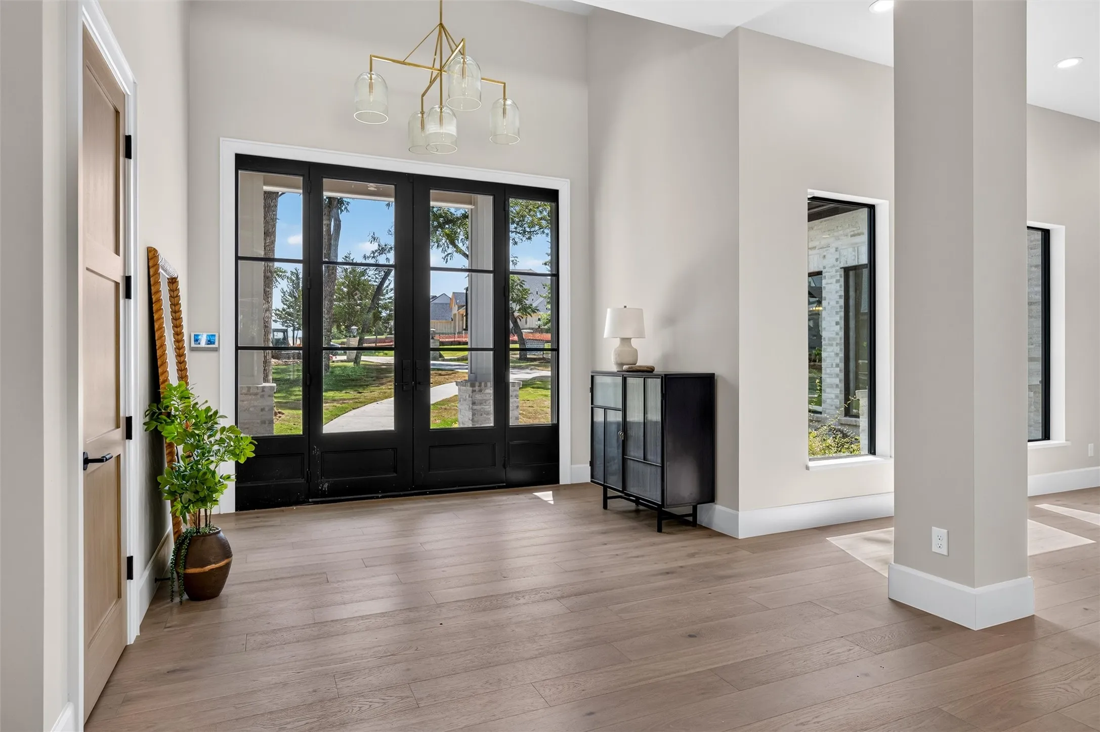 Stunning glassed double door entry to the spacious foyer with white oak hardwood flooring.