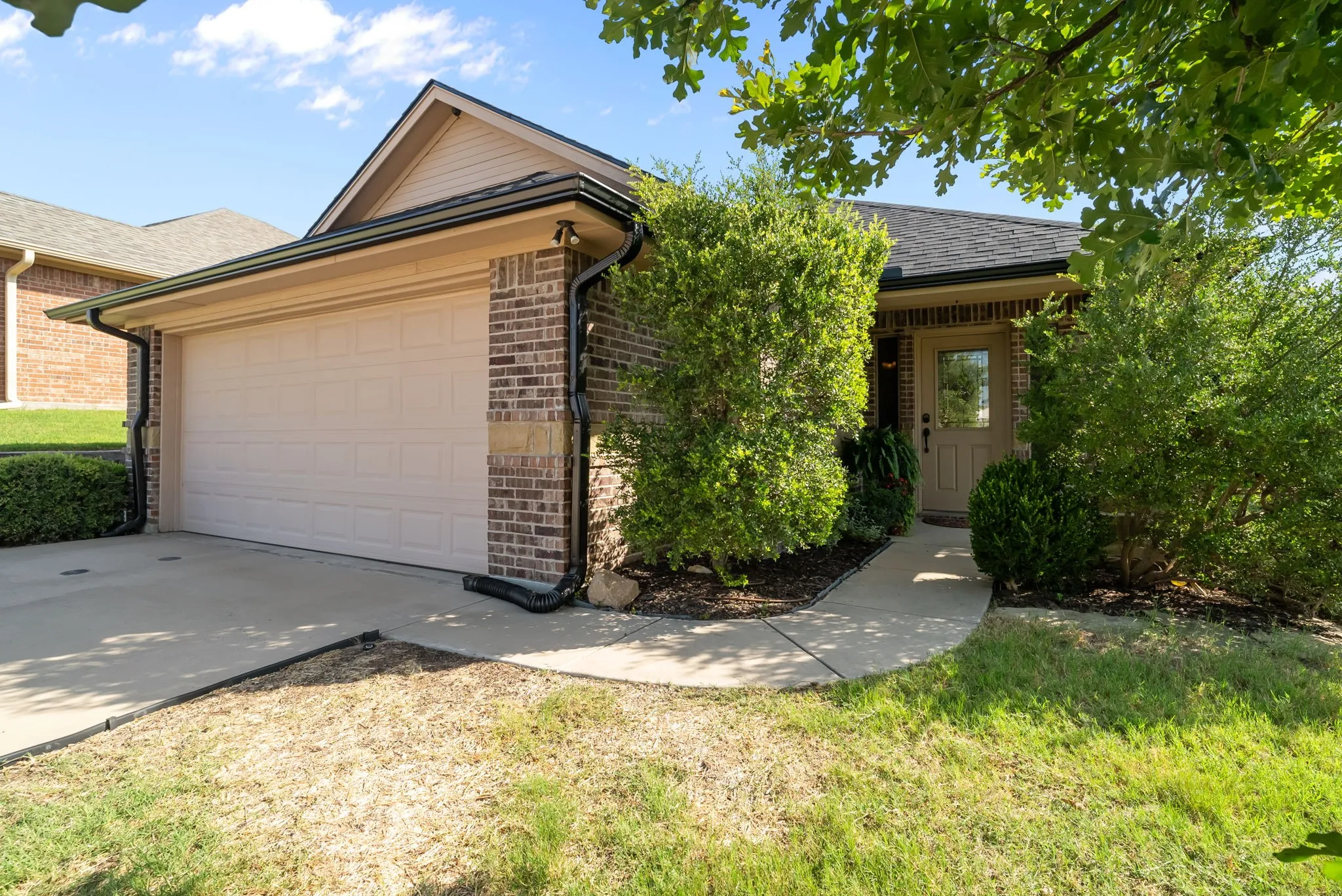 Single Family Residence For Sale in Parker County , 1261 Newcastle Drive, Weatherford, Texas 76086, 3 Bedroom, 2 Bathroom, 2 Garage spaces, 1,403 Sqft, built in 2015, mls#21339830, Real Estate Agent in Weatherford, Homes For Sale in Parker county, Homes For Sale in Weatherford, Realtor in Weatherford Texas, Real Estate Brokerage Independent Realty Texas, Luminita Cordes Realtor