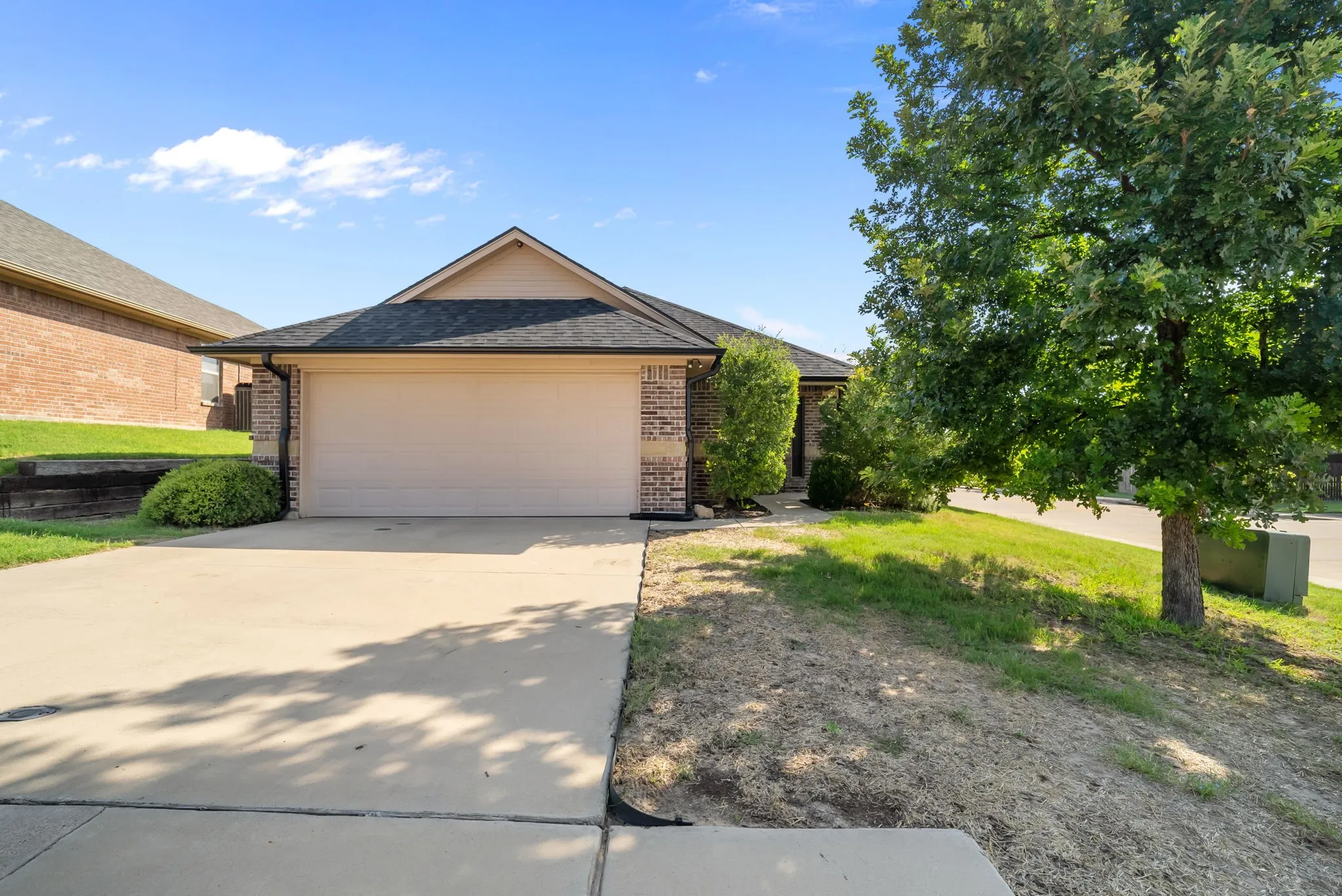 Single Family Residence For Sale in Parker County , 1261 Newcastle Drive, Weatherford, Texas 76086, 3 Bedroom, 2 Bathroom, 2 Garage spaces, 1,403 Sqft, built in 2015, mls#21339830, Real Estate Agent in Weatherford, Homes For Sale in Parker county, Homes For Sale in Weatherford, Realtor in Weatherford Texas, Real Estate Brokerage Independent Realty Texas, Luminita Cordes Realtor