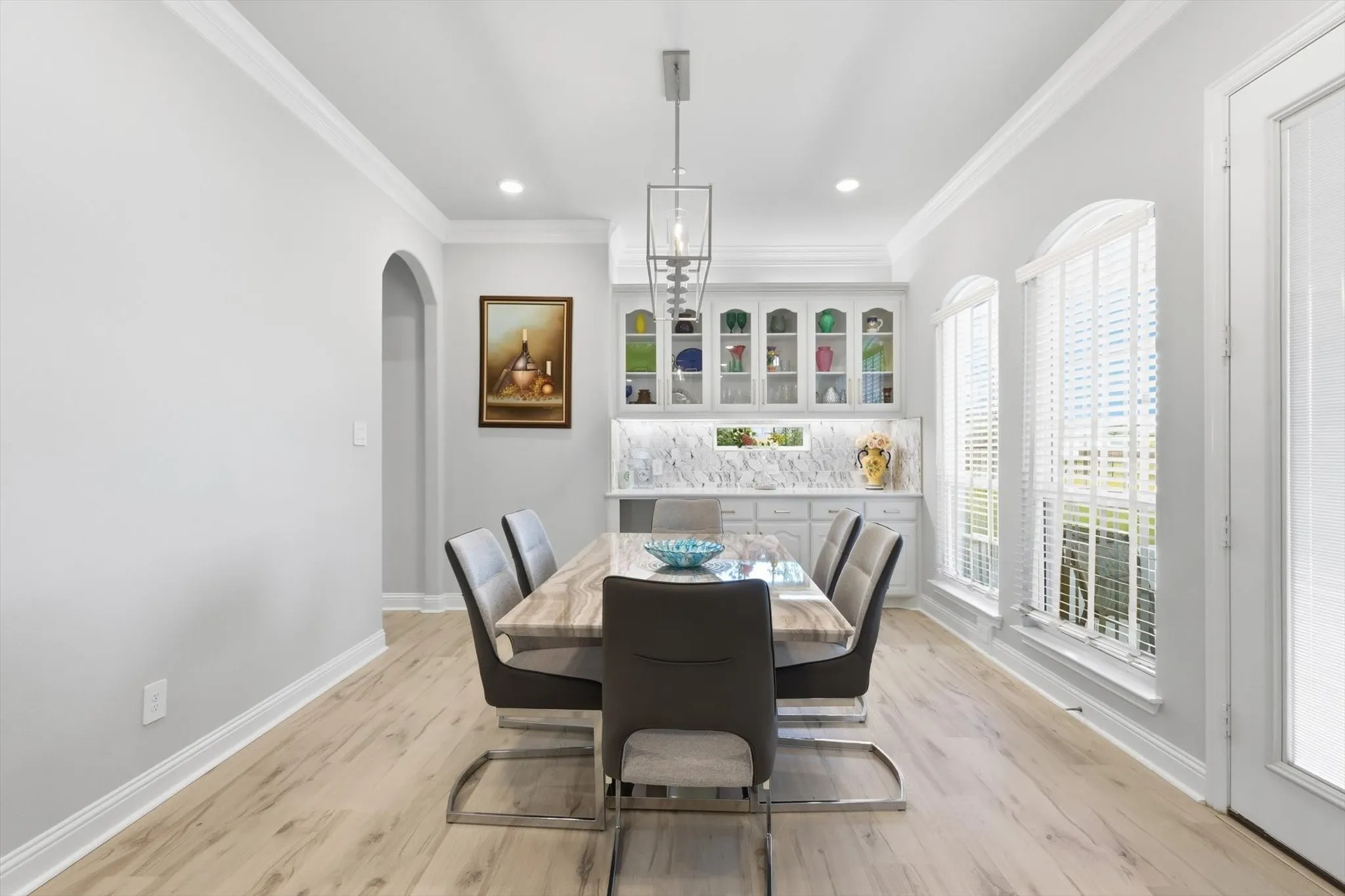 Breakfast area & Dry bar