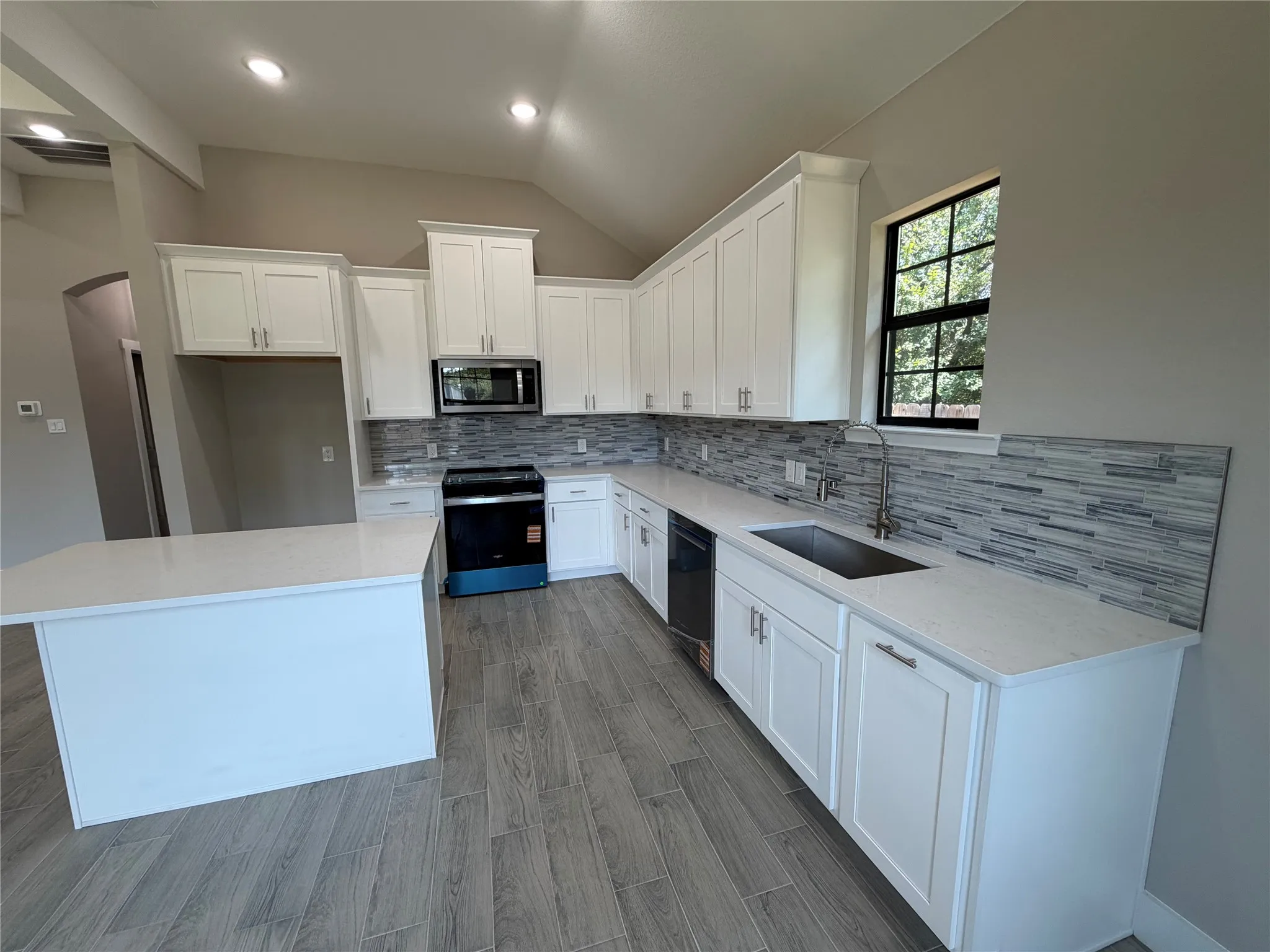 Single Family Residence For Sale in Hood County , 3025 Red Oak Drive, Granbury, Texas 76048, 3 Bedroom, 2 Bathroom, 2 Garage spaces, 1,418 Sqft, built in 2025, mls#21338043, Real Estate Agent in Granbury, Homes For Sale in Hood county, Homes For Sale in Granbury, Realtor in Granbury Texas, Real Estate Brokerage Independent Realty Texas, Luminita Cordes Realtor
