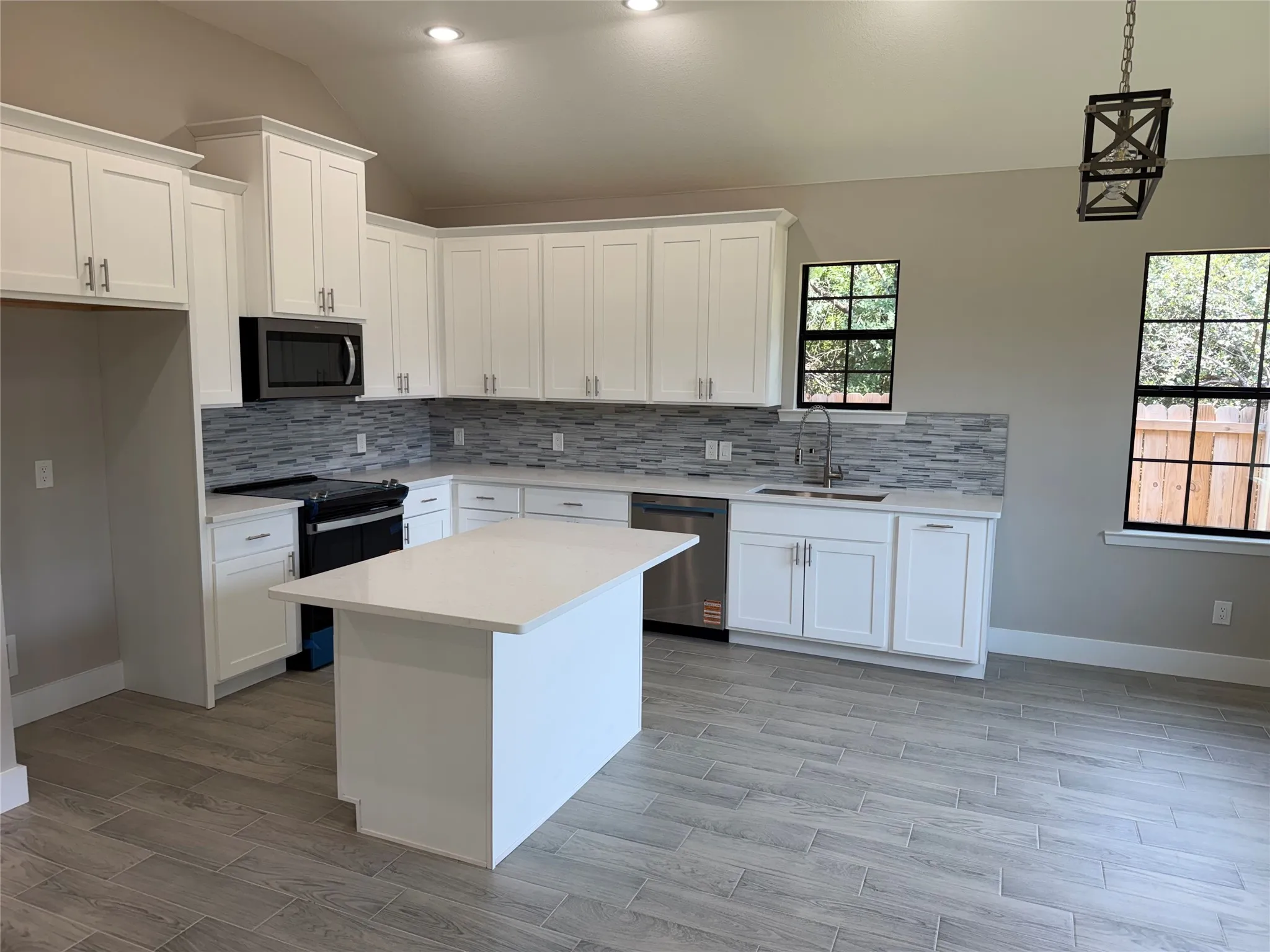 Single Family Residence For Sale in Hood County , 3025 Red Oak Drive, Granbury, Texas 76048, 3 Bedroom, 2 Bathroom, 2 Garage spaces, 1,418 Sqft, built in 2025, mls#21338043, Real Estate Agent in Granbury, Homes For Sale in Hood county, Homes For Sale in Granbury, Realtor in Granbury Texas, Real Estate Brokerage Independent Realty Texas, Luminita Cordes Realtor