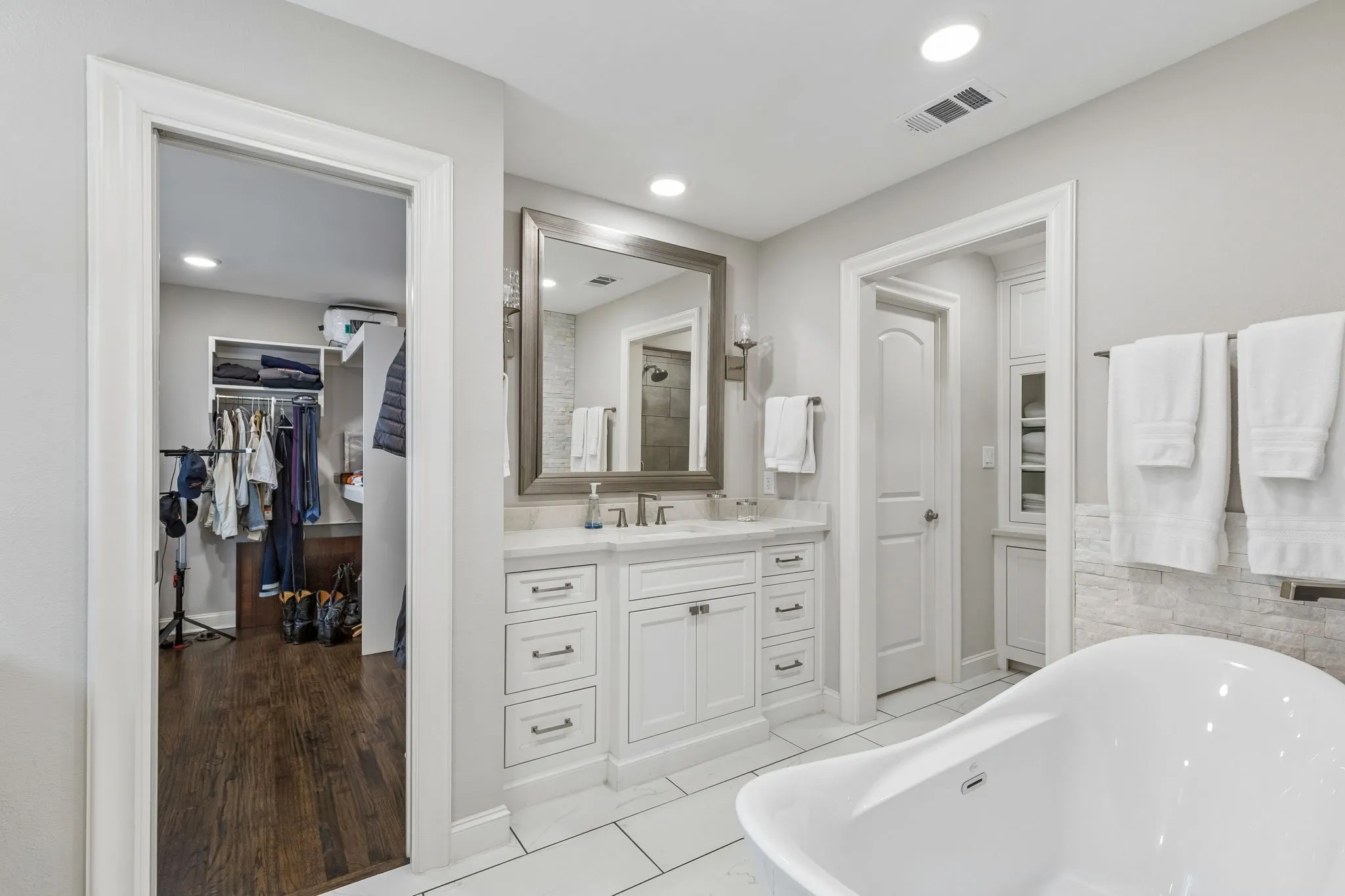 Single Family Residence For Sale in Dallas County , 5712 Ridgetown Circle, Dallas, Texas 75230, 4 Bedroom, 4 Bathroom, Garage spaces, 3,075 Sqft, built in 1960, mls#21339849, Real Estate Agent in Dallas, Homes For Sale in Dallas county, Homes For Sale in Dallas, Realtor in Dallas Texas, Real Estate Brokerage Independent Realty Texas, Luminita Cordes Realtor