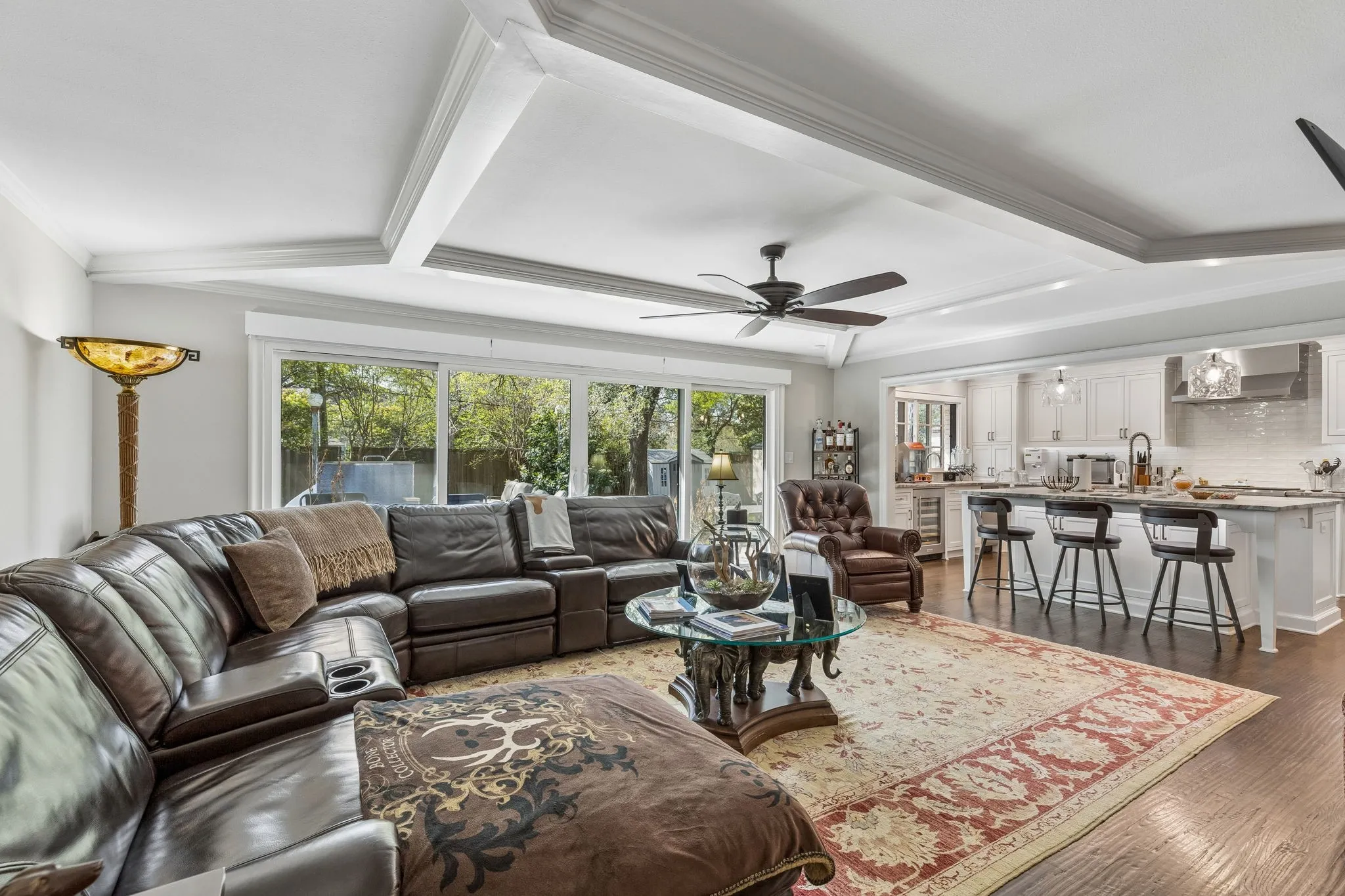 Huge living room ovelooking pool