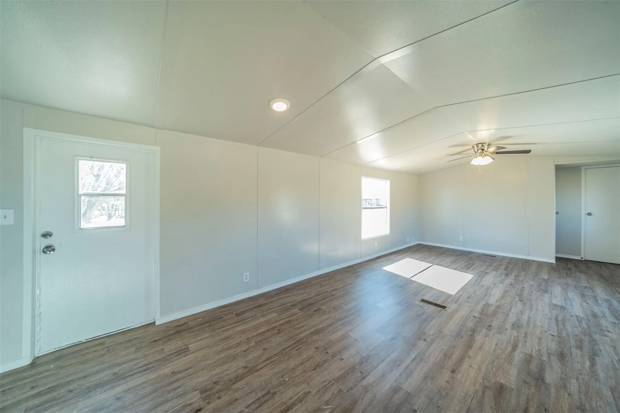 Mobile Home For Rent in Hood County , 4329 Kaywood Drive, Granbury, Texas 76048, 2 Bedroom, 2 Bathroom, Garage spaces, 784 Sqft, built in 1985, mls#21339171, Real Estate Agent in Granbury, Homes For Rent in Hood county, Homes For Rent in Granbury, Realtor in Granbury Texas, Real Estate Brokerage Independent Realty Texas, Luminita Cordes Realtor