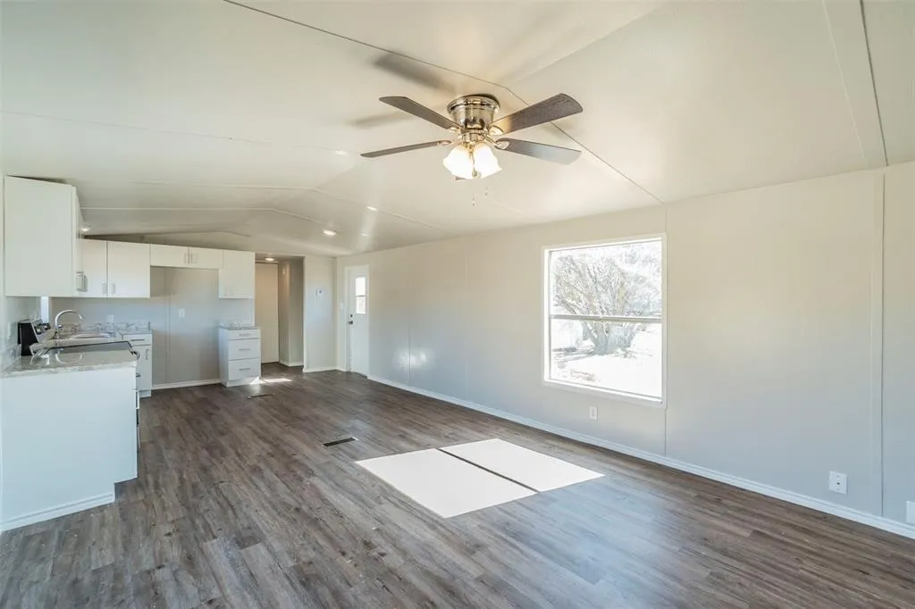 Mobile Home For Rent in Hood County , 4329 Kaywood Drive, Granbury, Texas 76048, 2 Bedroom, 2 Bathroom, Garage spaces, 784 Sqft, built in 1985, mls#21339171, Real Estate Agent in Granbury, Homes For Rent in Hood county, Homes For Rent in Granbury, Realtor in Granbury Texas, Real Estate Brokerage Independent Realty Texas, Luminita Cordes Realtor