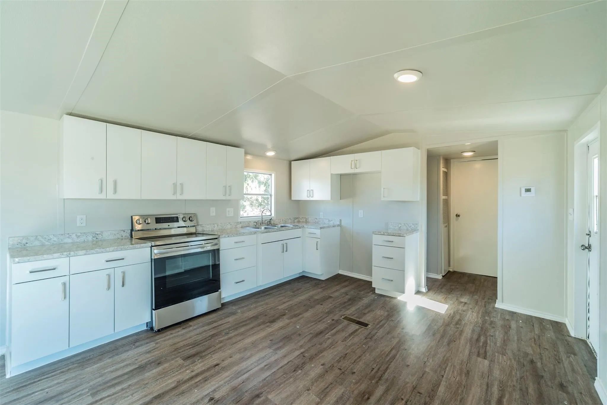 Mobile Home For Rent in Hood County , 4329 Kaywood Drive, Granbury, Texas 76048, 2 Bedroom, 2 Bathroom, Garage spaces, 784 Sqft, built in 1985, mls#21339171, Real Estate Agent in Granbury, Homes For Rent in Hood county, Homes For Rent in Granbury, Realtor in Granbury Texas, Real Estate Brokerage Independent Realty Texas, Luminita Cordes Realtor