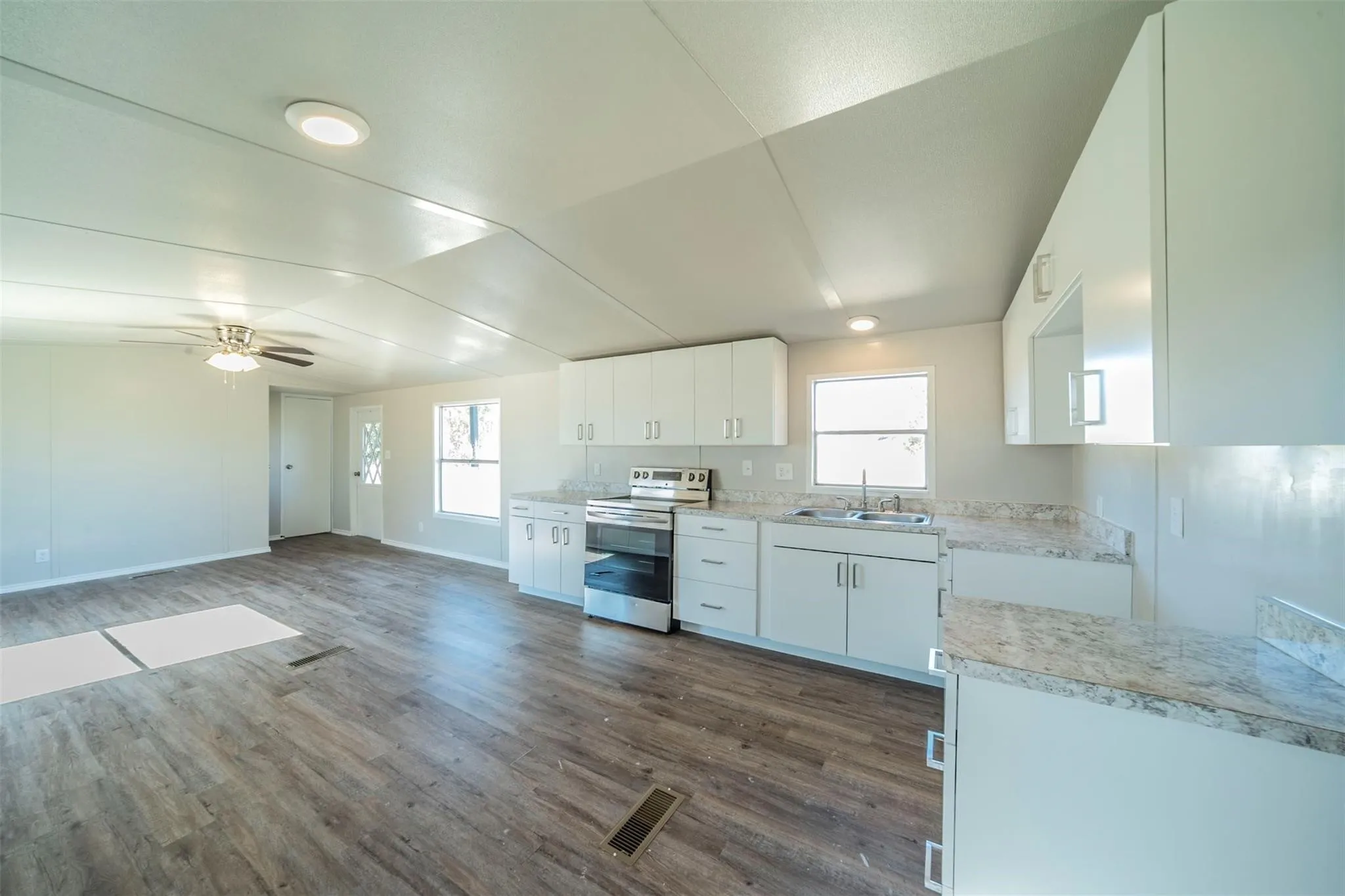 Mobile Home For Rent in Hood County , 4329 Kaywood Drive, Granbury, Texas 76048, 2 Bedroom, 2 Bathroom, Garage spaces, 784 Sqft, built in 1985, mls#21339171, Real Estate Agent in Granbury, Homes For Rent in Hood county, Homes For Rent in Granbury, Realtor in Granbury Texas, Real Estate Brokerage Independent Realty Texas, Luminita Cordes Realtor