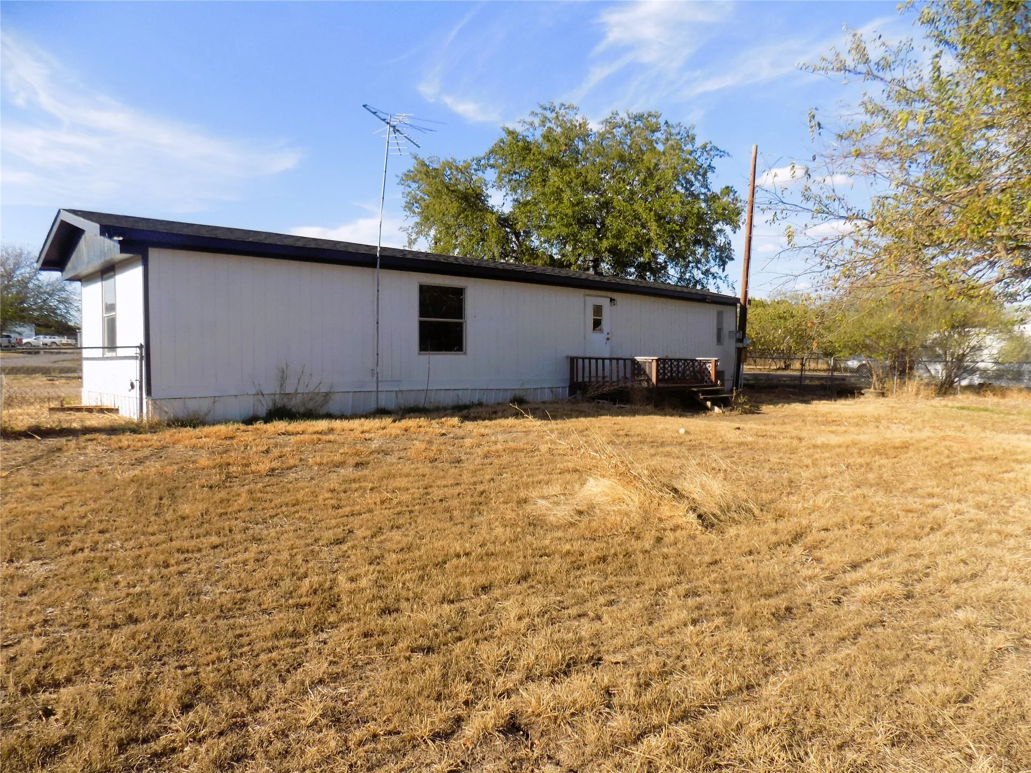 Mobile Home For Rent in Hood County , 4329 Kaywood Drive, Granbury, Texas 76048, 2 Bedroom, 2 Bathroom, Garage spaces, 784 Sqft, built in 1985, mls#21339171, Real Estate Agent in Granbury, Homes For Rent in Hood county, Homes For Rent in Granbury, Realtor in Granbury Texas, Real Estate Brokerage Independent Realty Texas, Luminita Cordes Realtor