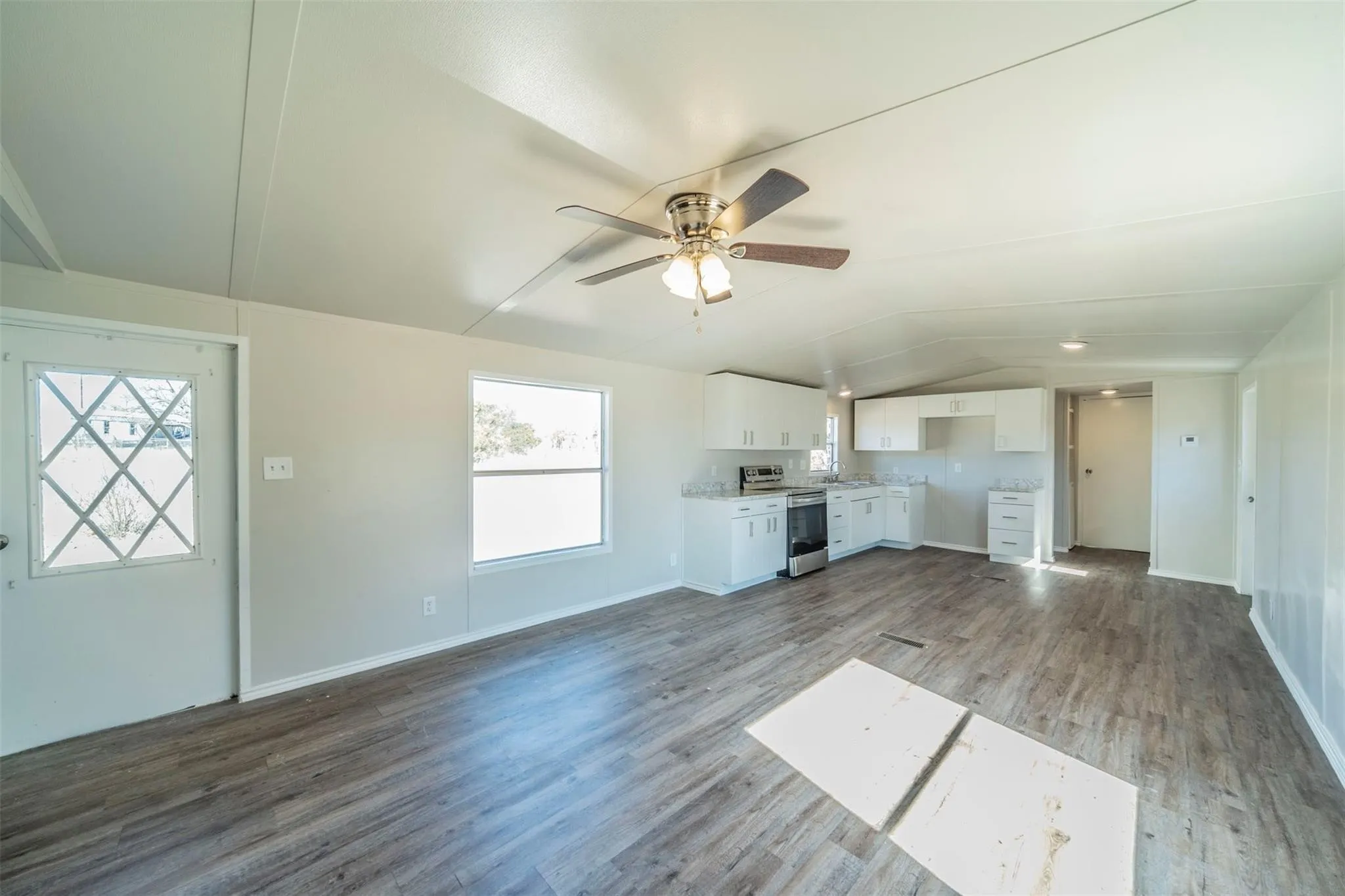 Mobile Home For Rent in Hood County , 4329 Kaywood Drive, Granbury, Texas 76048, 2 Bedroom, 2 Bathroom, Garage spaces, 784 Sqft, built in 1985, mls#21339171, Real Estate Agent in Granbury, Homes For Rent in Hood county, Homes For Rent in Granbury, Realtor in Granbury Texas, Real Estate Brokerage Independent Realty Texas, Luminita Cordes Realtor