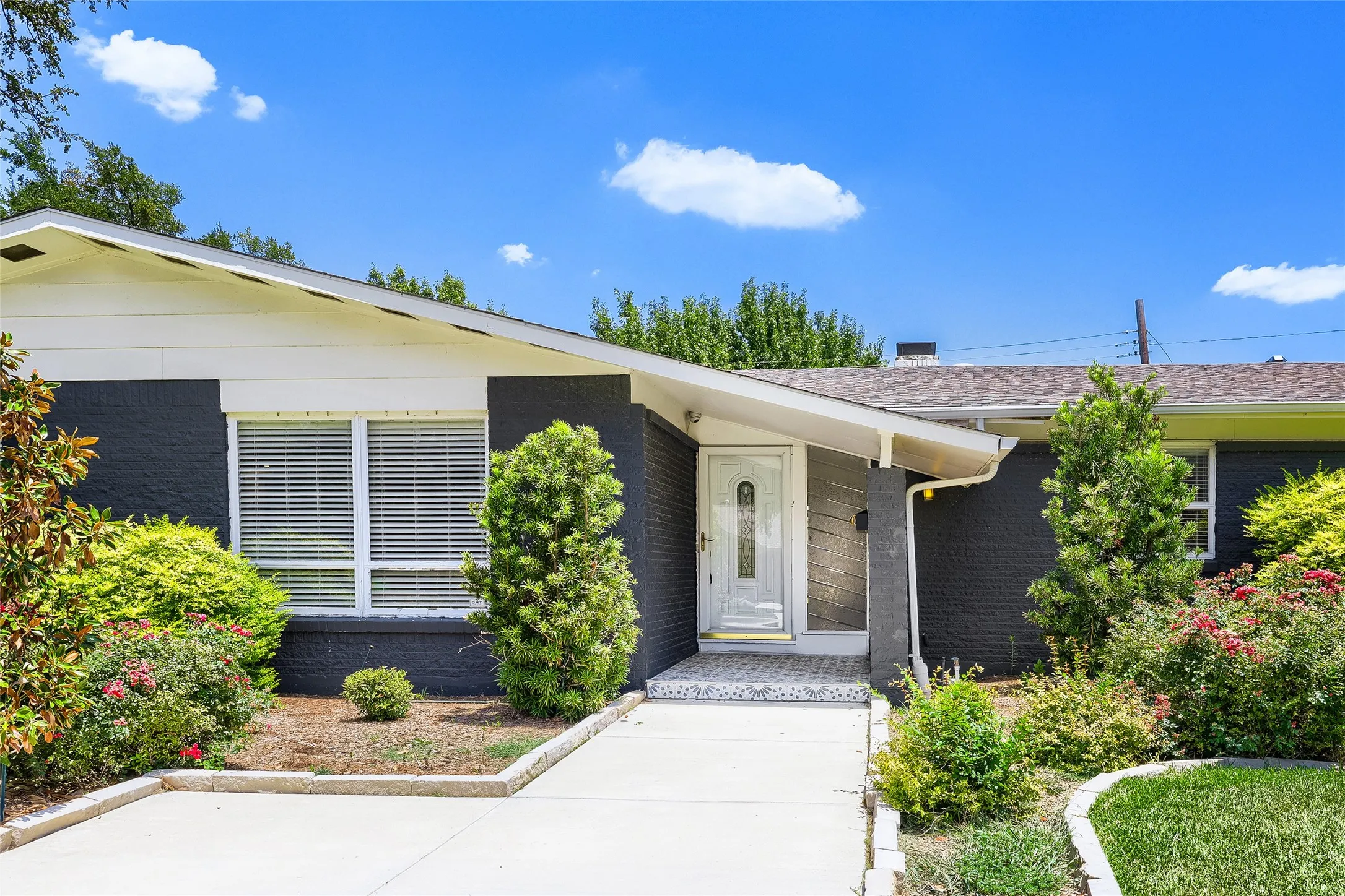 Single Family Residence For Sale in Dallas County , 11608 Sonnet Drive, Dallas, Texas 75229, 3 Bedroom, 3 Bathroom, 2 Garage spaces, 2,752 Sqft, built in 1959, mls#21180981, Real Estate Agent in Dallas, Homes For Sale in Dallas county, Homes For Sale in Dallas, Realtor in Dallas Texas, Real Estate Brokerage Independent Realty Texas, Luminita Cordes Realtor