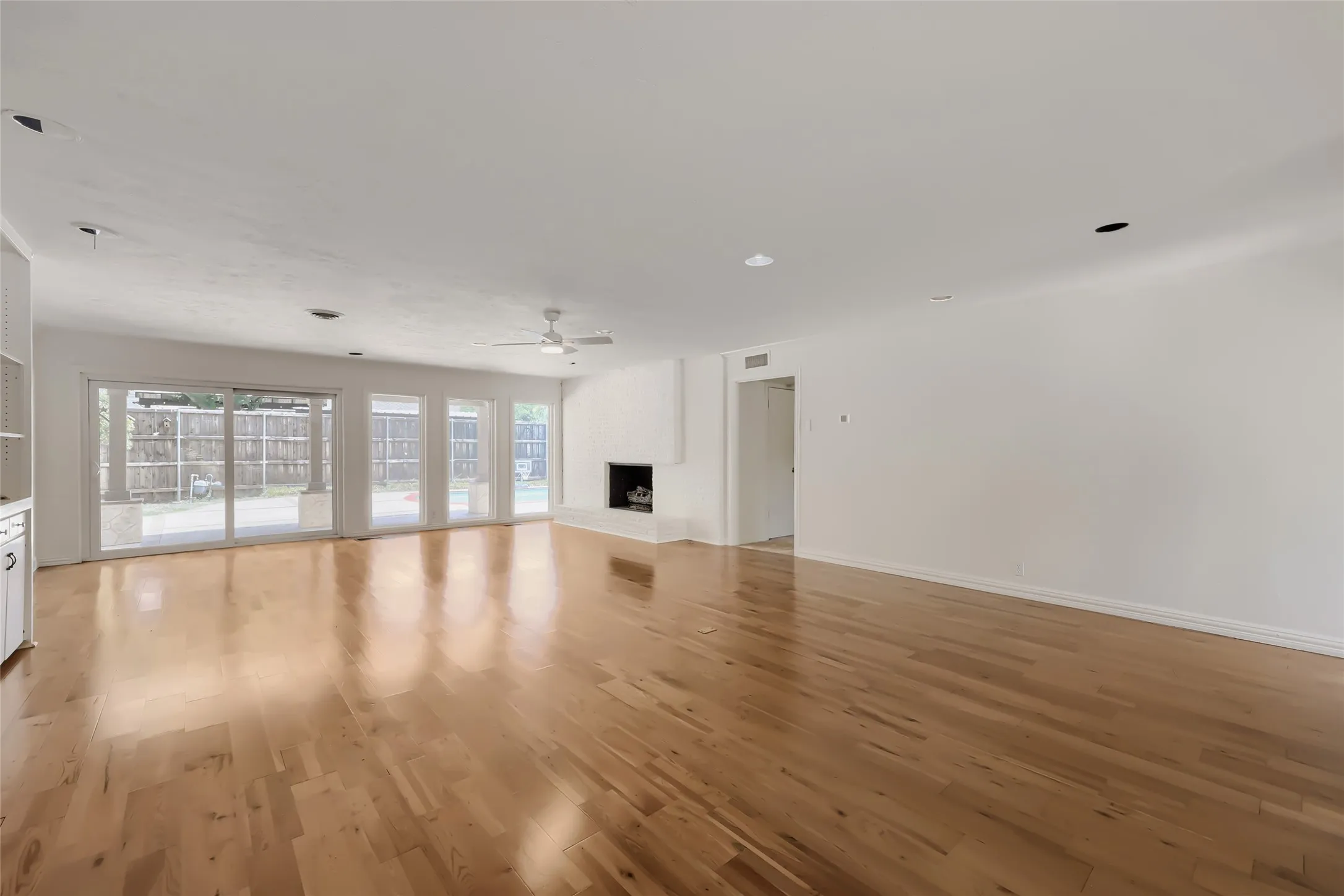 Single Family Residence For Sale in Dallas County , 11608 Sonnet Drive, Dallas, Texas 75229, 3 Bedroom, 3 Bathroom, 2 Garage spaces, 2,752 Sqft, built in 1959, mls#21180981, Real Estate Agent in Dallas, Homes For Sale in Dallas county, Homes For Sale in Dallas, Realtor in Dallas Texas, Real Estate Brokerage Independent Realty Texas, Luminita Cordes Realtor