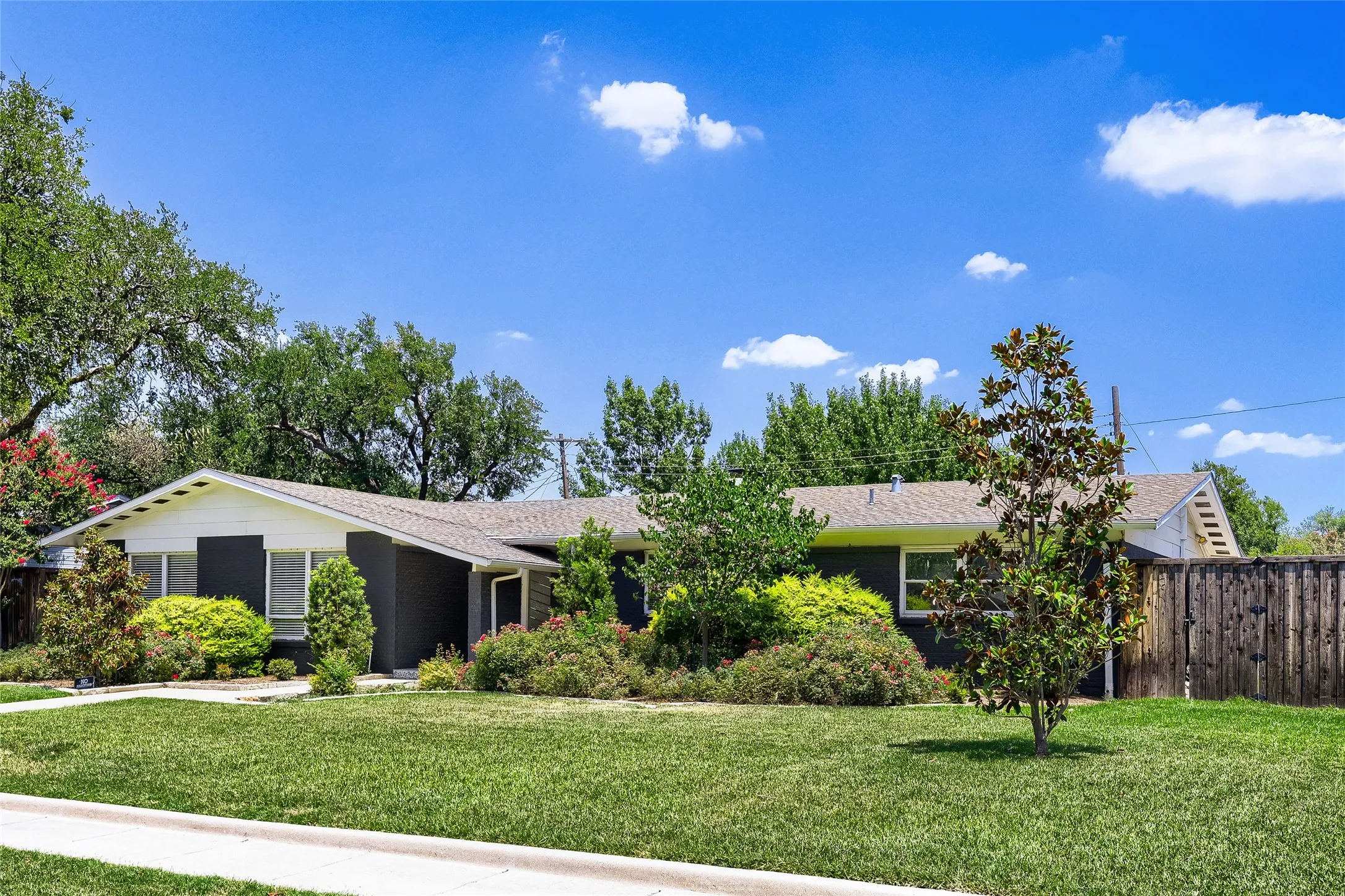 Single Family Residence For Sale in Dallas County , 11608 Sonnet Drive, Dallas, Texas 75229, 3 Bedroom, 3 Bathroom, 2 Garage spaces, 2,752 Sqft, built in 1959, mls#21180981, Real Estate Agent in Dallas, Homes For Sale in Dallas county, Homes For Sale in Dallas, Realtor in Dallas Texas, Real Estate Brokerage Independent Realty Texas, Luminita Cordes Realtor