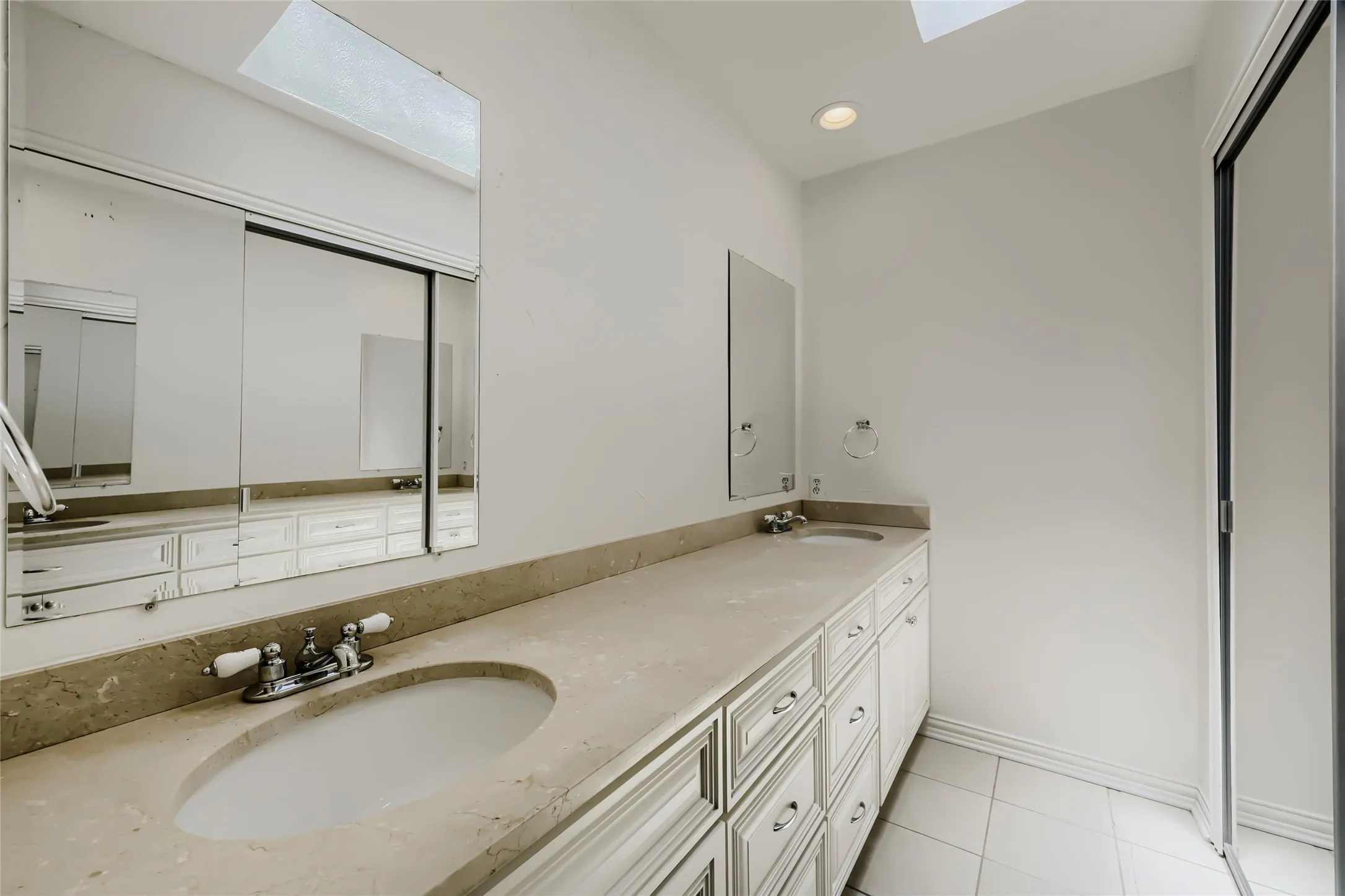 Single Family Residence For Sale in Dallas County , 11608 Sonnet Drive, Dallas, Texas 75229, 3 Bedroom, 3 Bathroom, 2 Garage spaces, 2,752 Sqft, built in 1959, mls#21180981, Real Estate Agent in Dallas, Homes For Sale in Dallas county, Homes For Sale in Dallas, Realtor in Dallas Texas, Real Estate Brokerage Independent Realty Texas, Luminita Cordes Realtor