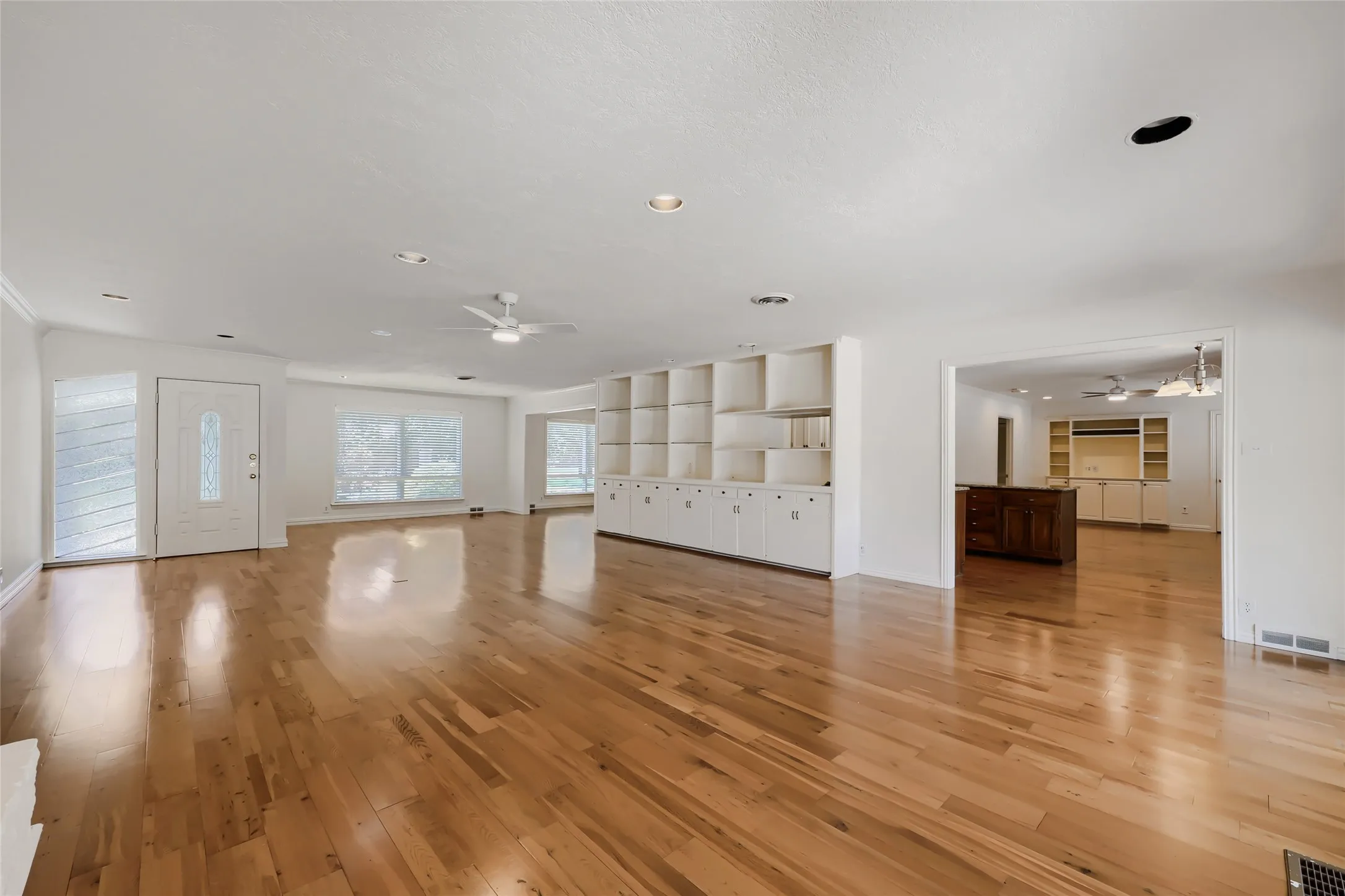 Single Family Residence For Sale in Dallas County , 11608 Sonnet Drive, Dallas, Texas 75229, 3 Bedroom, 3 Bathroom, 2 Garage spaces, 2,752 Sqft, built in 1959, mls#21180981, Real Estate Agent in Dallas, Homes For Sale in Dallas county, Homes For Sale in Dallas, Realtor in Dallas Texas, Real Estate Brokerage Independent Realty Texas, Luminita Cordes Realtor