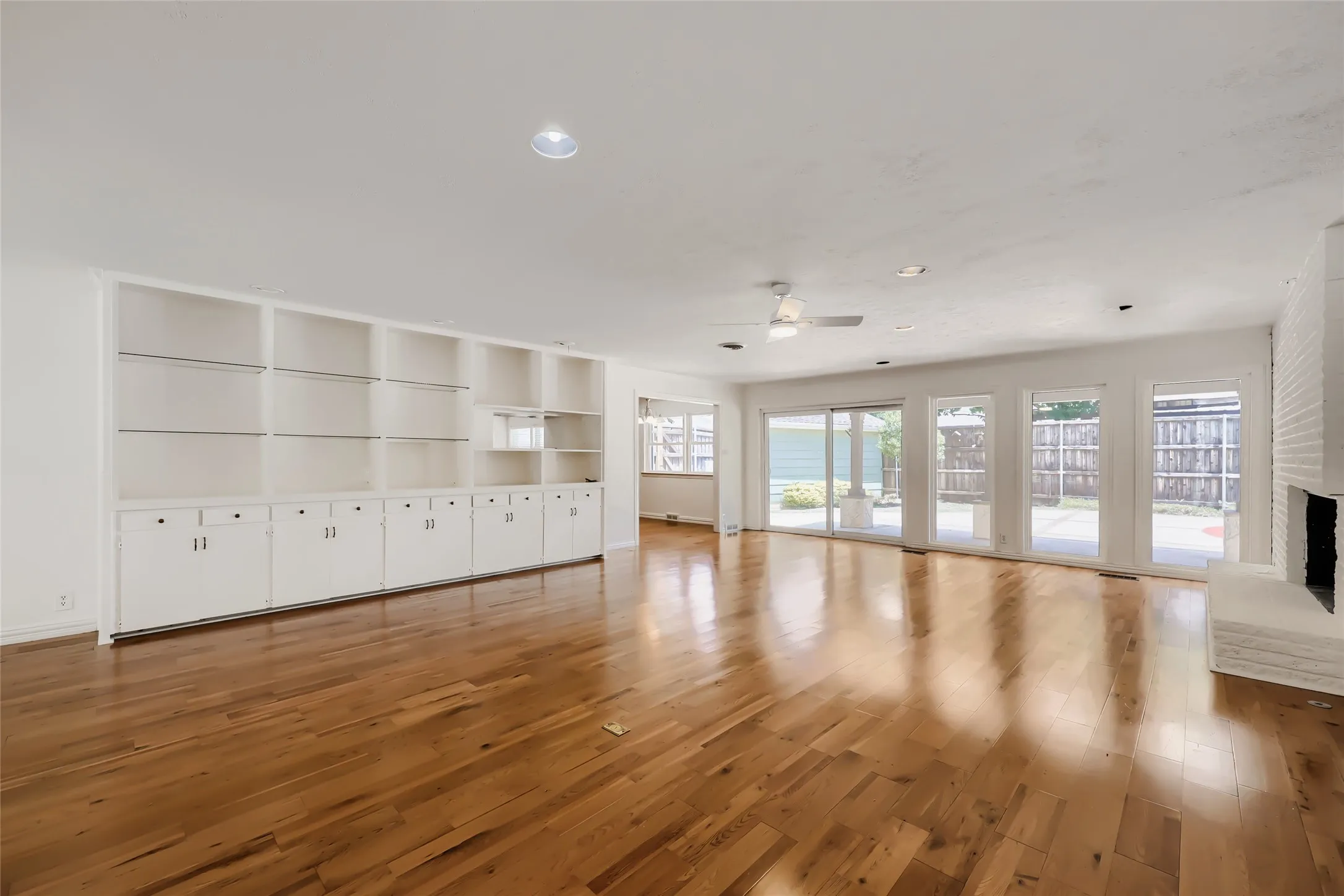 Single Family Residence For Sale in Dallas County , 11608 Sonnet Drive, Dallas, Texas 75229, 3 Bedroom, 3 Bathroom, 2 Garage spaces, 2,752 Sqft, built in 1959, mls#21180981, Real Estate Agent in Dallas, Homes For Sale in Dallas county, Homes For Sale in Dallas, Realtor in Dallas Texas, Real Estate Brokerage Independent Realty Texas, Luminita Cordes Realtor