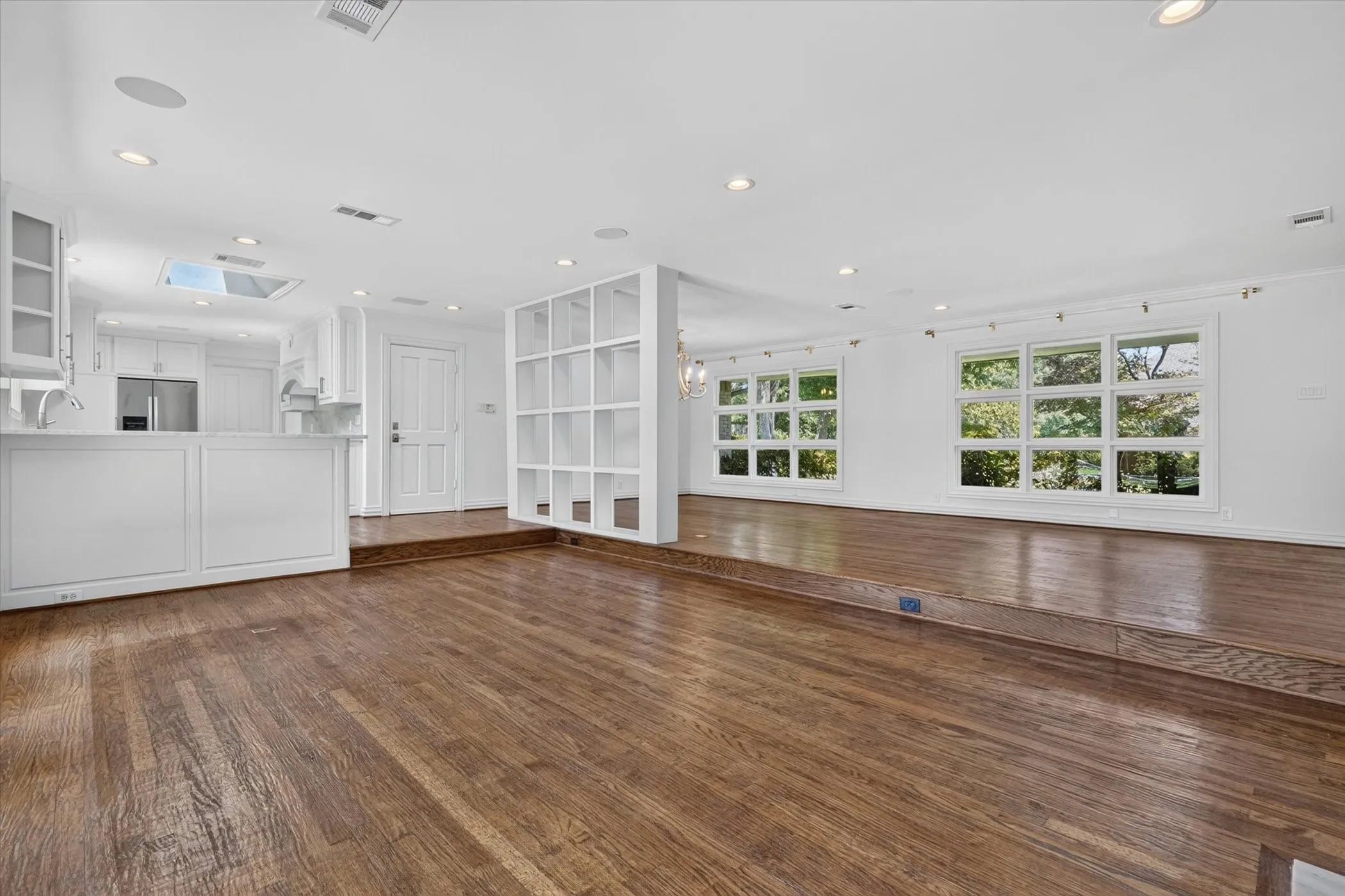 Single Family Residence For Rent in Dallas County , 5804 Norway Road, Dallas, Texas 75230, 3 Bedroom, 3 Bathroom, 2 Garage spaces, 2,709 Sqft, built in 1954, mls#21338802, Real Estate Agent in Dallas, Homes For Rent in Dallas county, Homes For Rent in Dallas, Realtor in Dallas Texas, Real Estate Brokerage Independent Realty Texas, Luminita Cordes Realtor