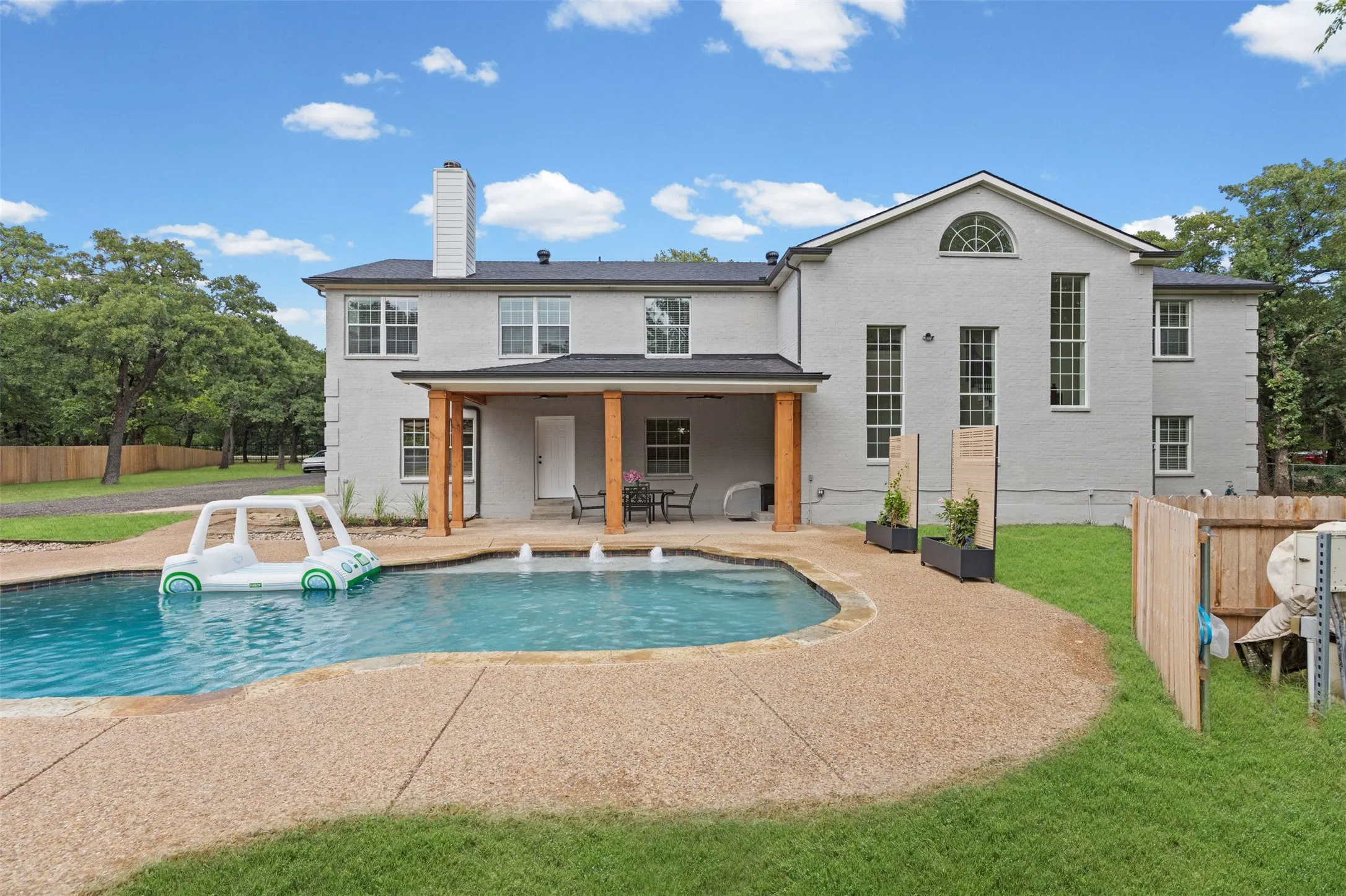 9 foot diving pool with tanning ledge